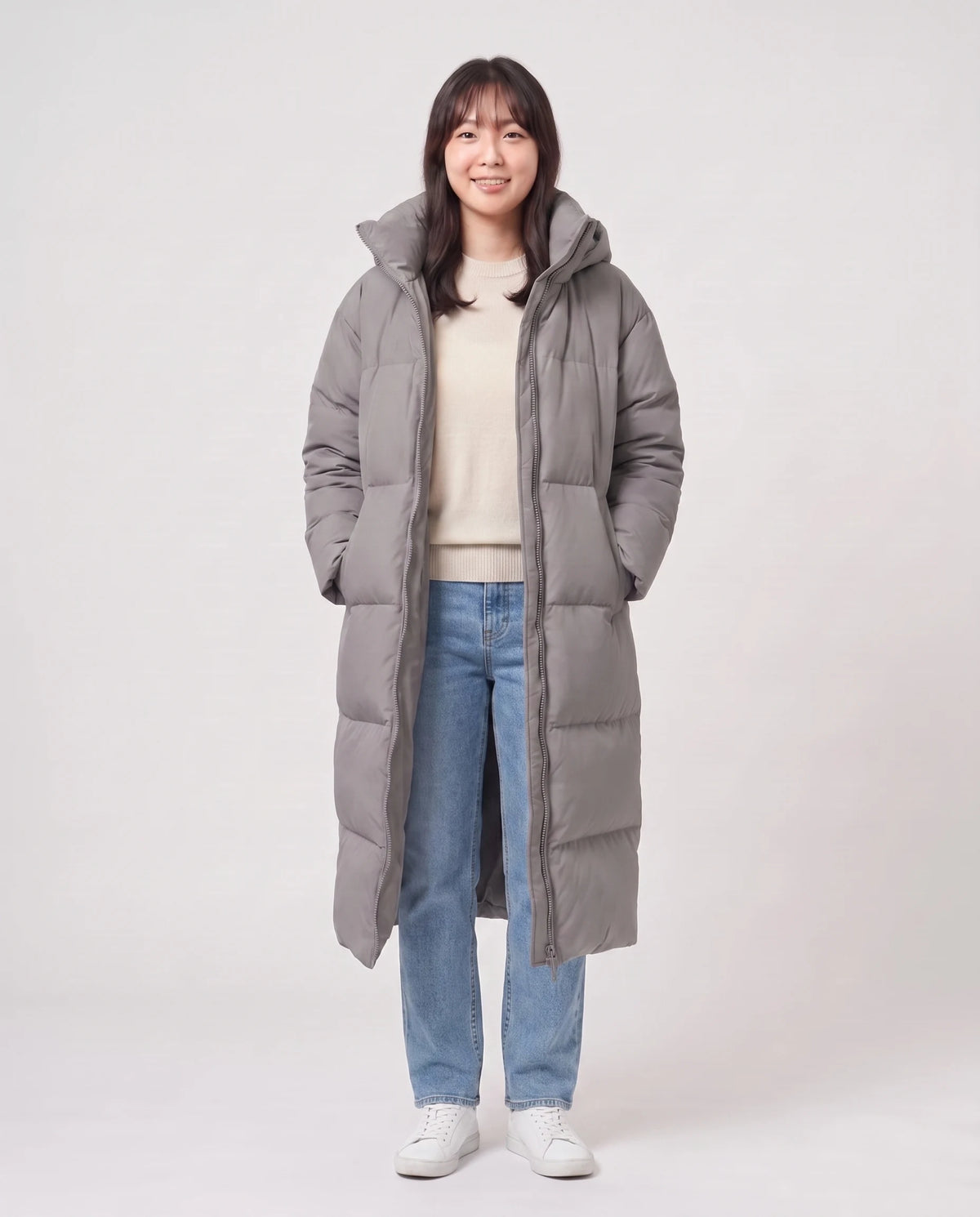 Doudoune extra-longue à capuche amovible Nolwenn en Gris, portée ouverte sur un pull écru, doublure visible