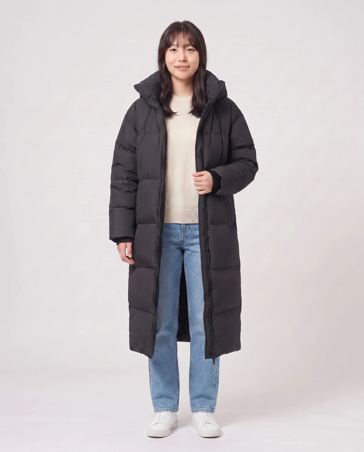 Doudoune extra-longue à capuche amovible Nolwenn en Noir, portée ouverte sur un pull écru, doublure visible
