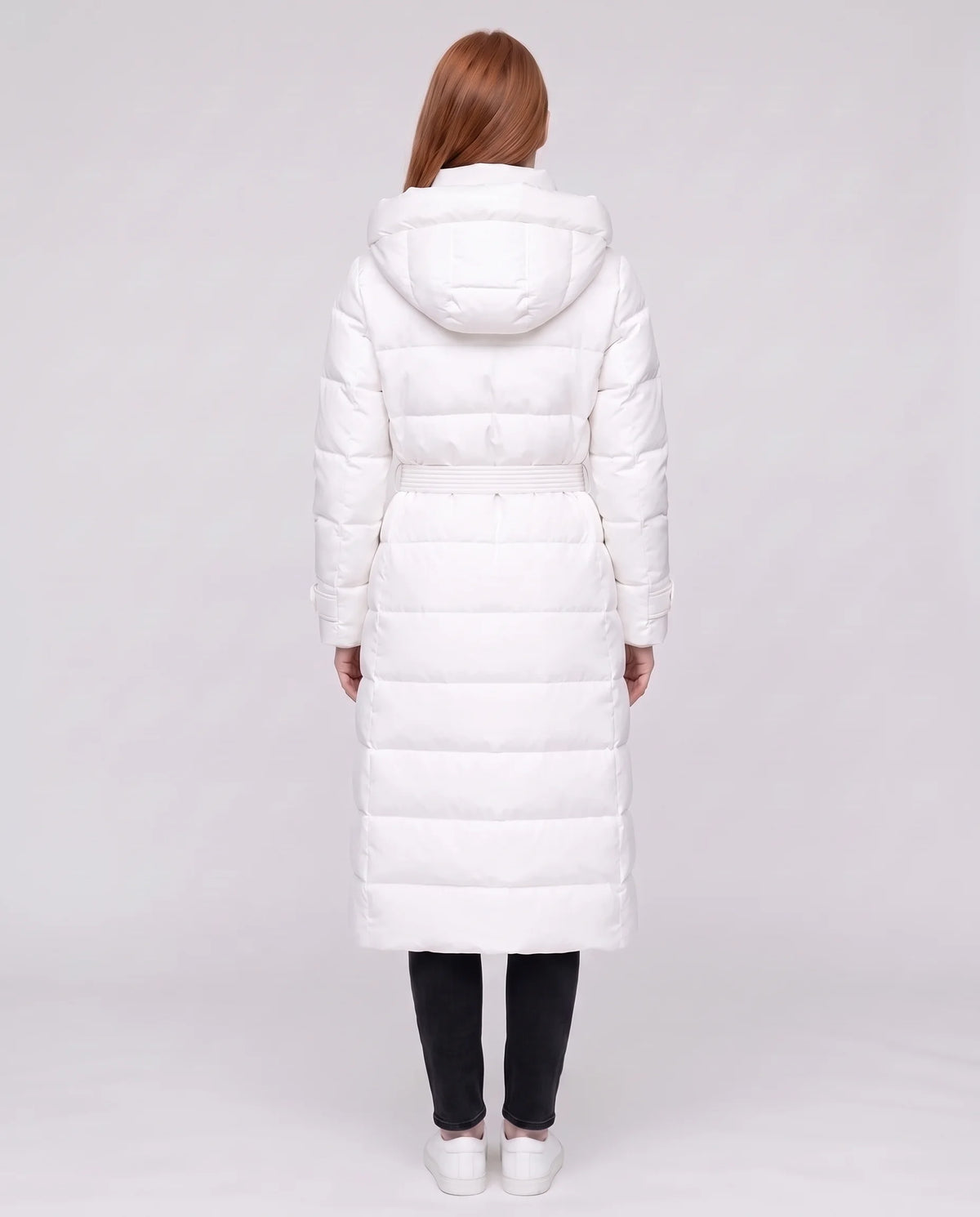 Doudoune extra-longue à grande capuche et ceinture à nouer Élisabeth en Blanc, vue de dos, capuche retombante, ceinture passée
