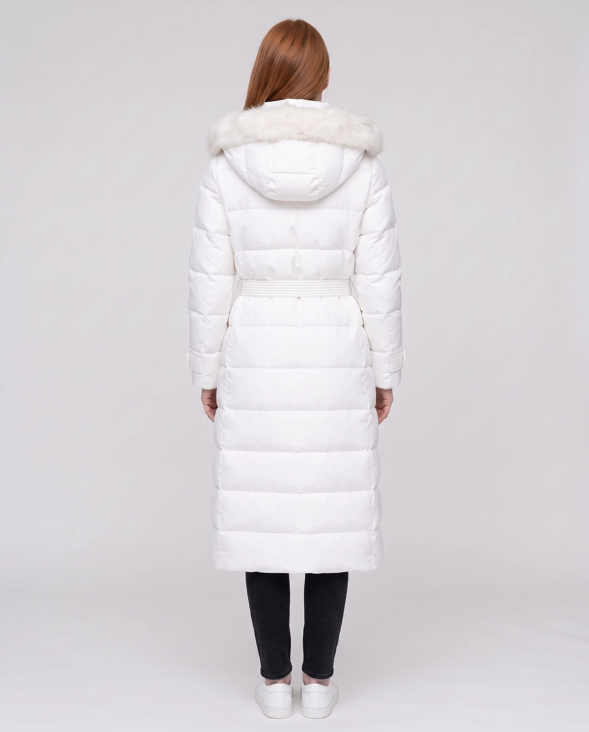 Doudoune extra-longue à capuche bordée et ceinture à nouer Élisabeth en Blanc, vue de dos, capuche retombante, ceinture passée