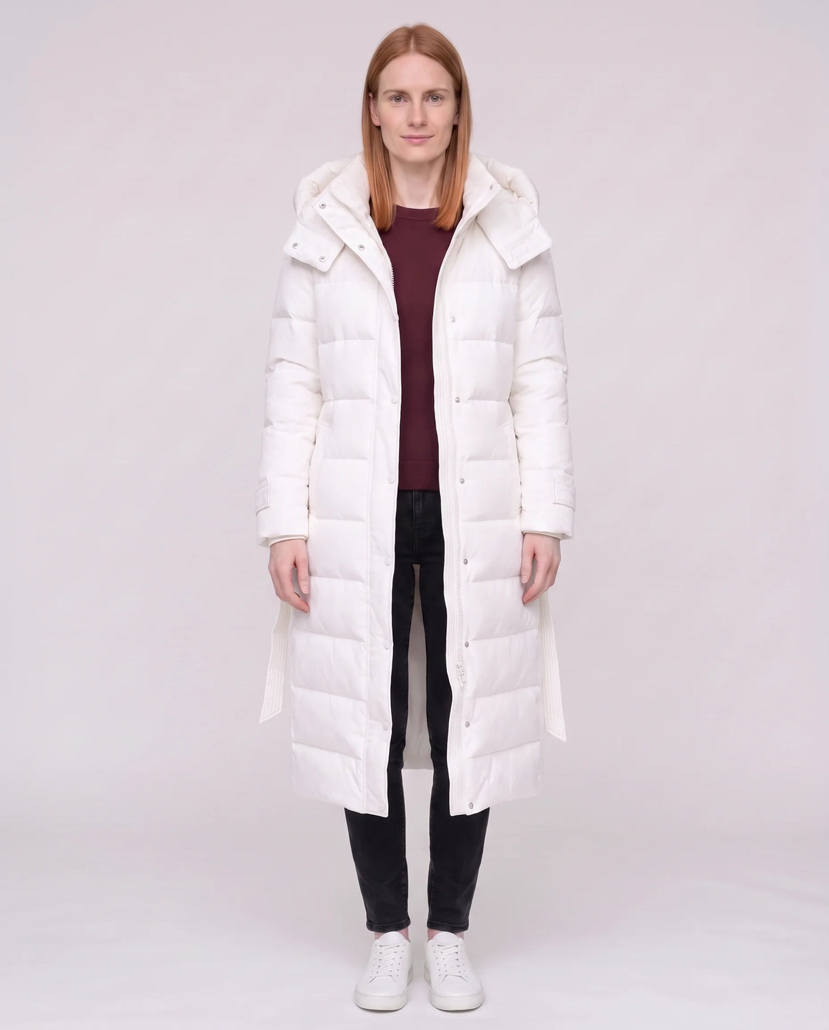 Doudoune extra-longue à grande capuche et ceinture à nouer Élisabeth en Blanc, portée ouverte, ceinture dénouée