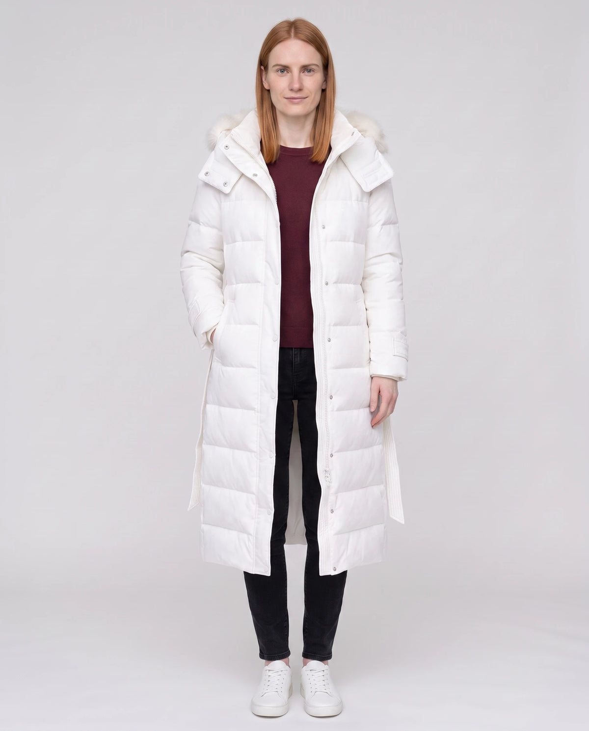Doudoune extra-longue à capuche bordée et ceinture à nouer Élisabeth en Blanc, portée ouverte, ceinture dénouée