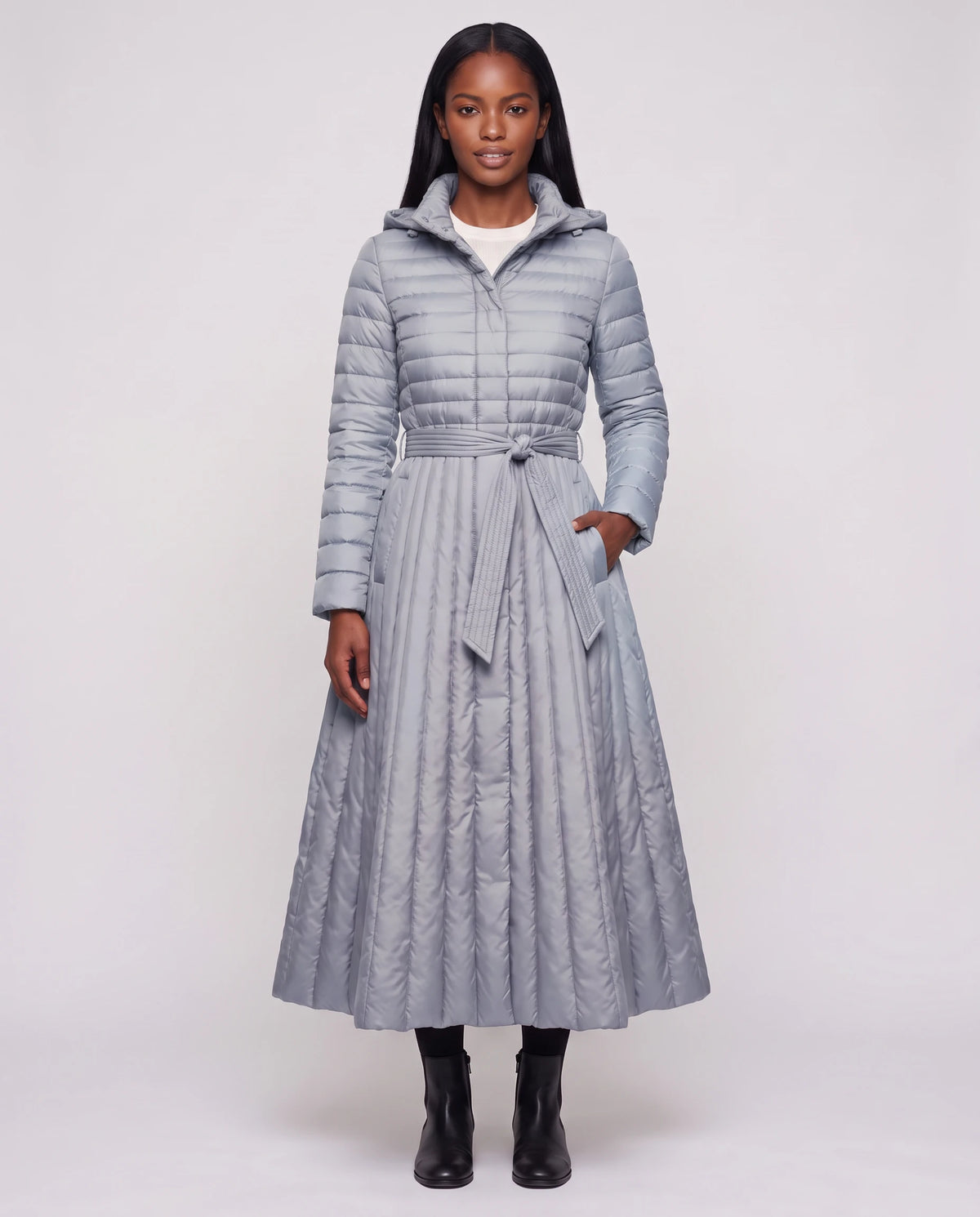 Doudoune extra-longue évasée à capuche et ceinture Tatiana en Gris Argenté, vue de face en pied, boutonnée, ceinture nouée, capuche baissée