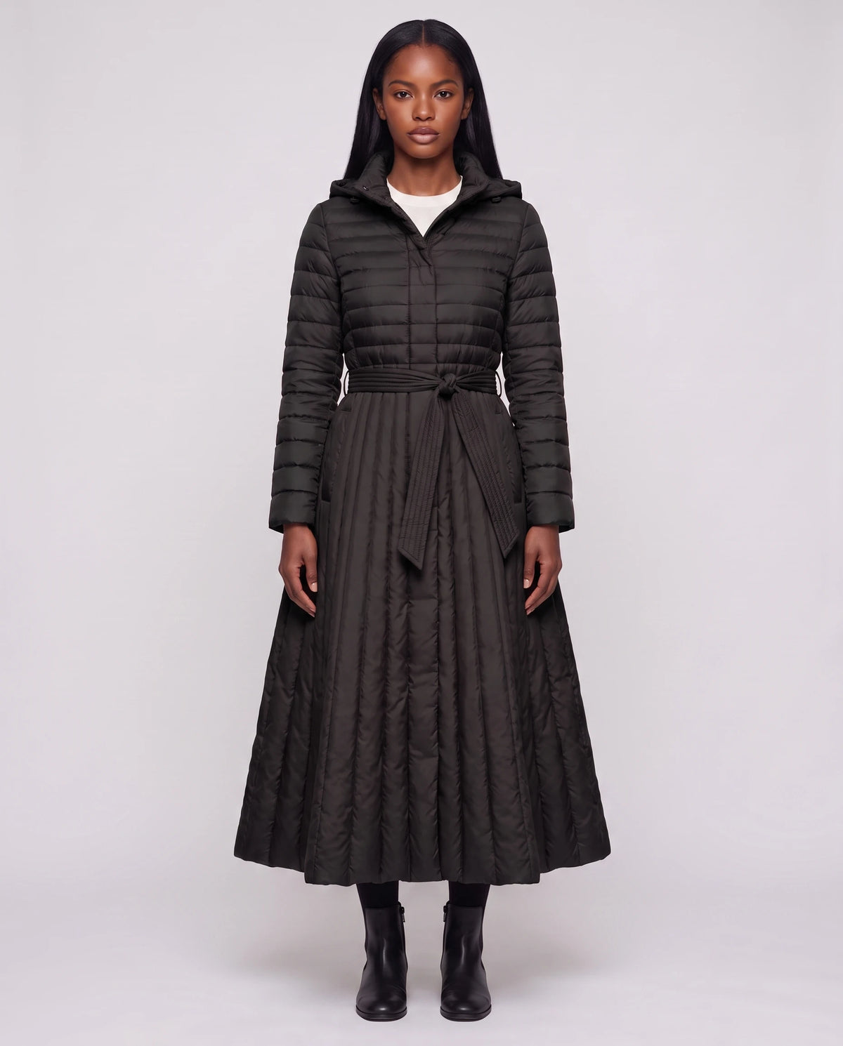 Doudoune extra-longue évasée à capuche et ceinture Tatiana en Noir, vue de face en pied, boutonnée, ceinture nouée, capuche baissée
