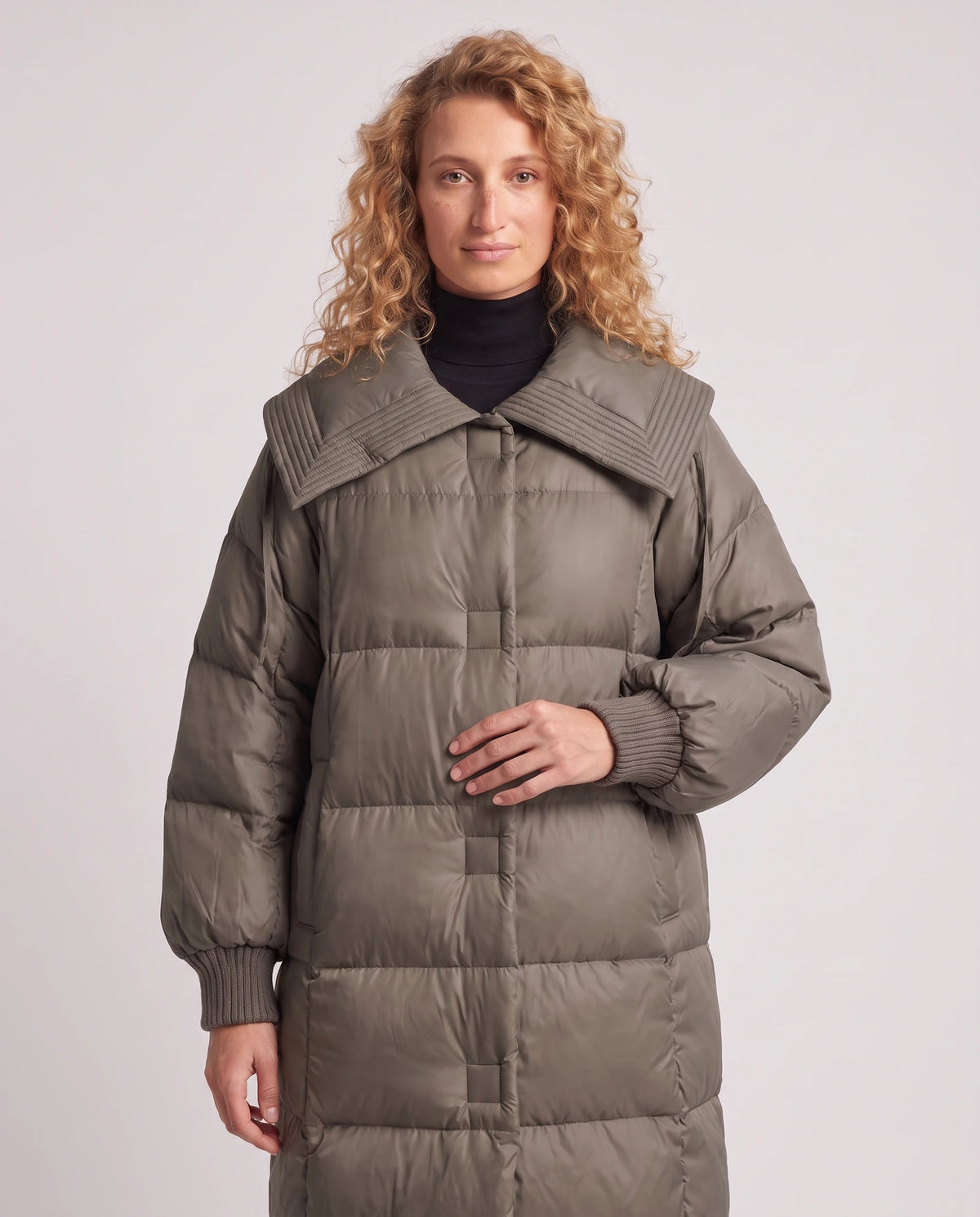 Doudoune extra-longue à grand col carré et poignets tricot Anastasia en Gris Taupe, plan rapproché, col, pattes à pressions et poignets tricot