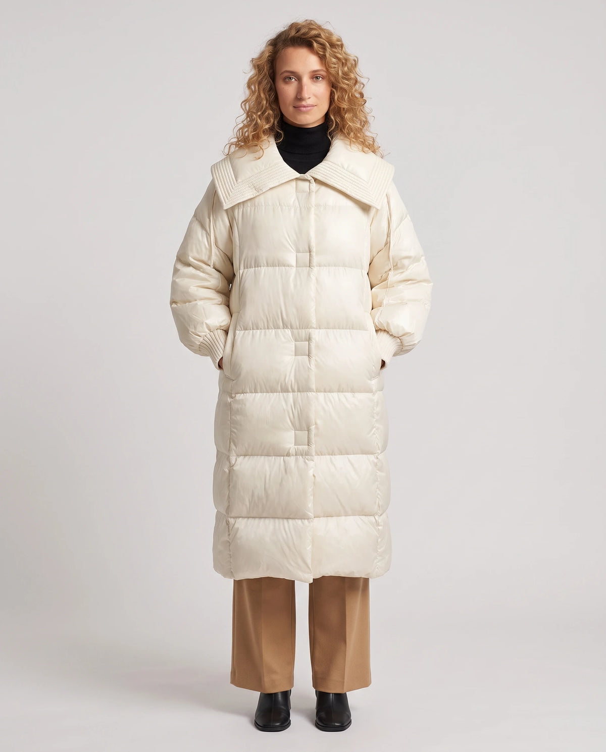 Extralange Steppjacke mit grossem Karree-Kragen und Strickbündchen Anastasia in Elfenbein, Vorderansicht in ganzer Länge, geschlossen, grosser Kragen umgelegt