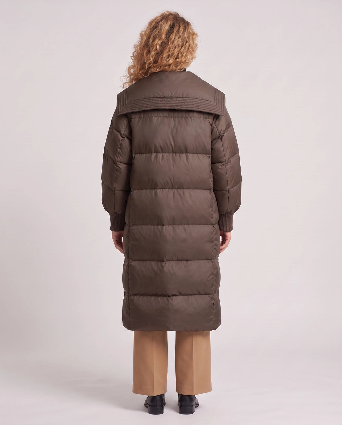 Doudoune extra-longue à grand col carré et poignets tricot Anastasia en Marron, vue de dos, grand col carré retombant