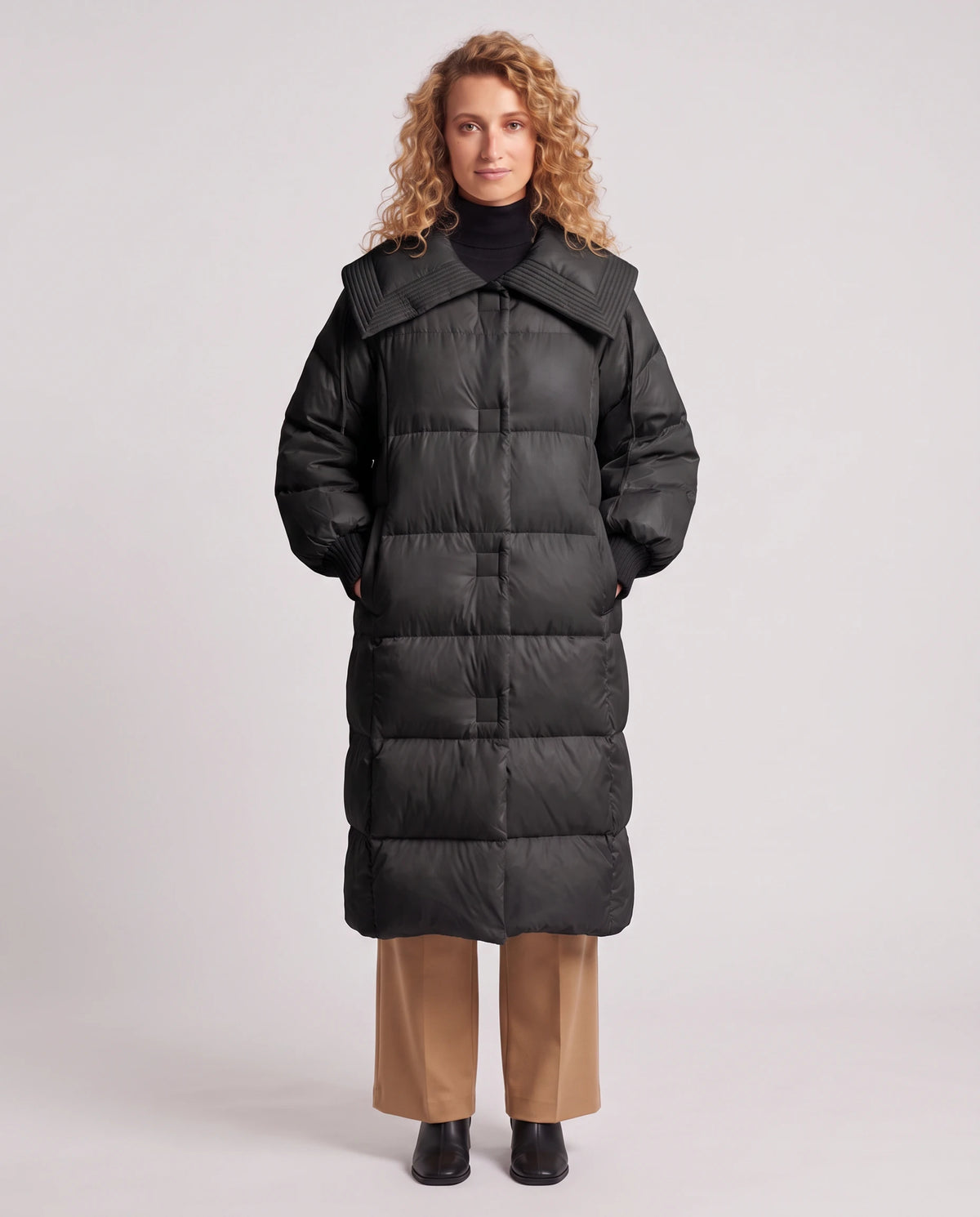 Doudoune extra-longue à grand col carré et poignets tricot Anastasia en Noir, vue de face en pied, fermée, grand col rabattu