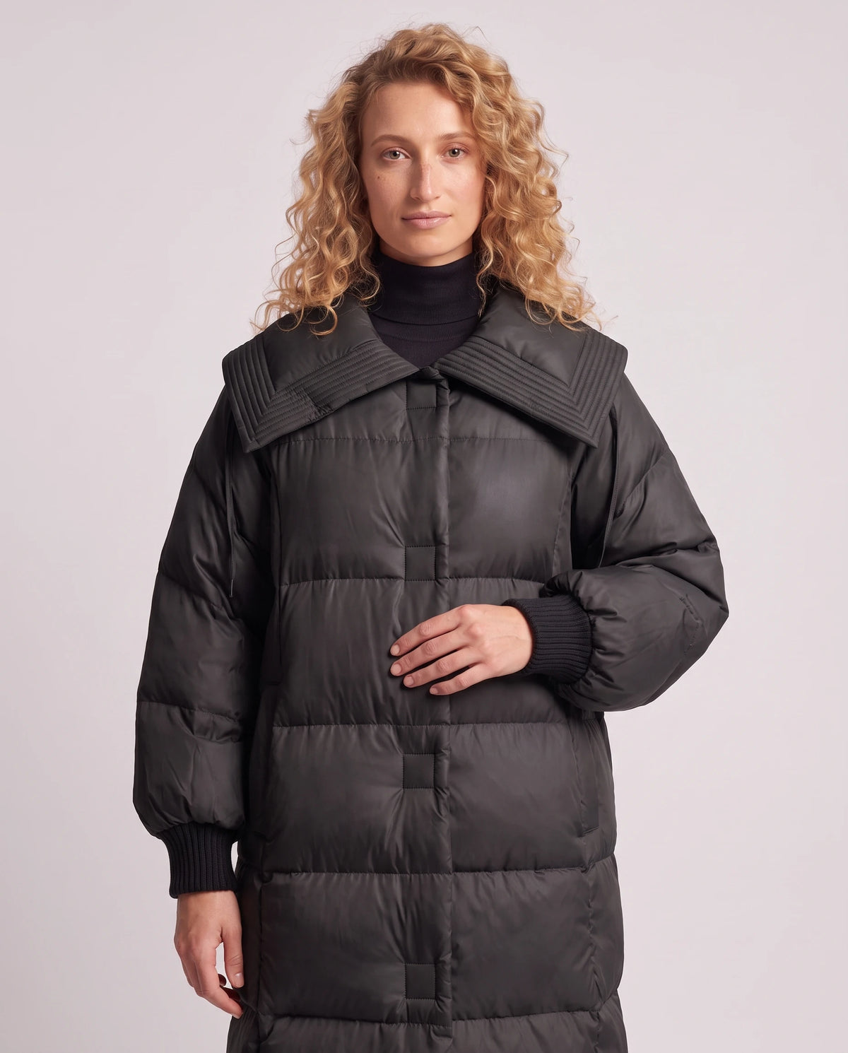 Doudoune extra-longue à grand col carré et poignets tricot Anastasia en Noir, plan rapproché, col, pattes à pressions et poignets tricot