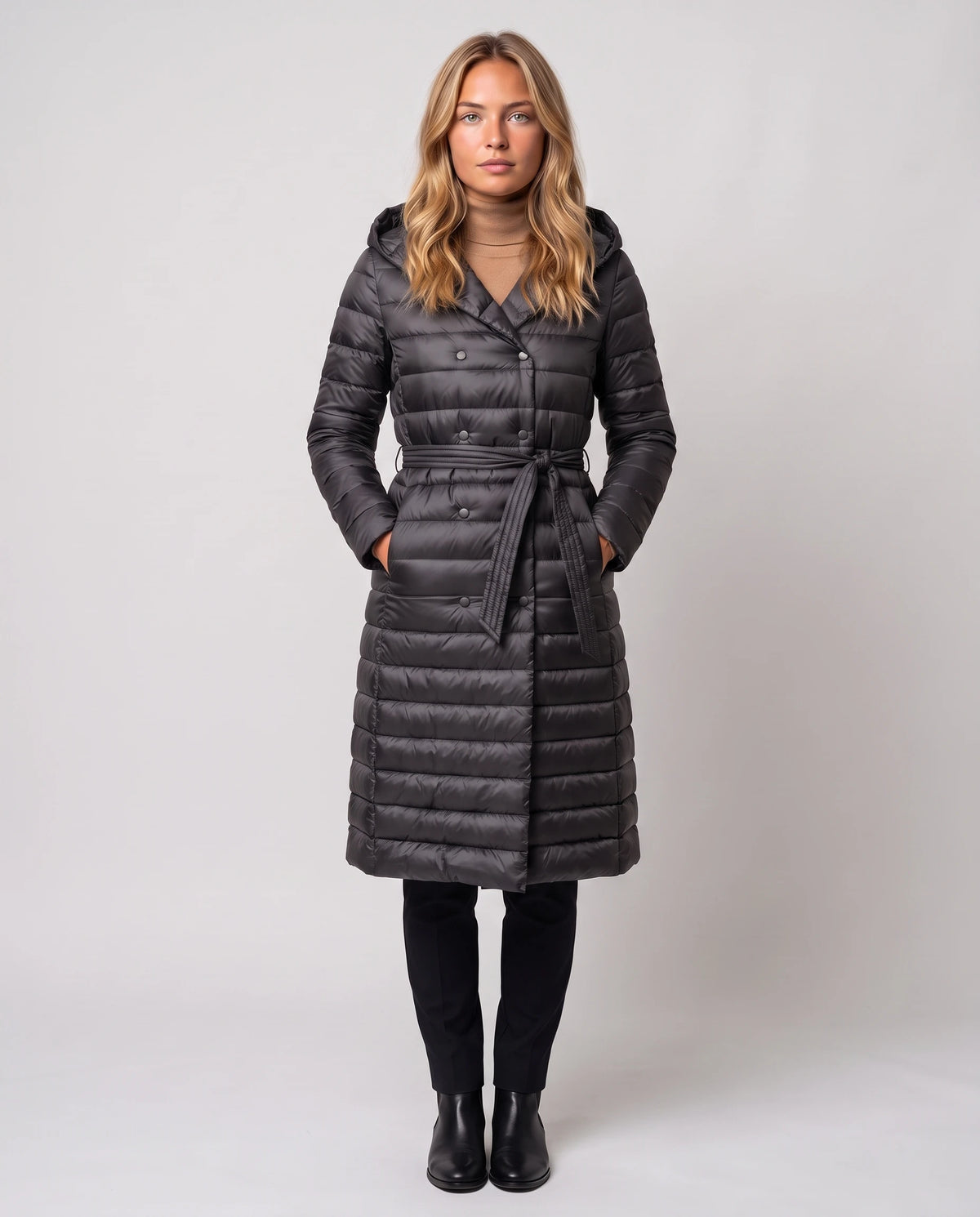 Doudoune extra-longue légère à capuche et double boutonnage Joëlle en Gris Anthracite, vue de face en pied, pressionnée, ceinture nouée