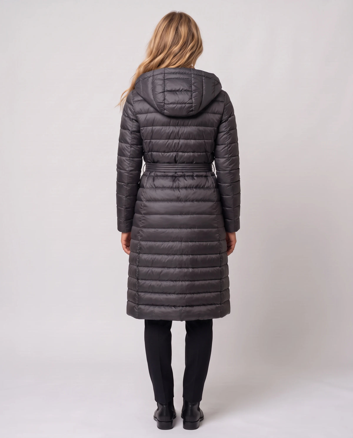 Doudoune extra-longue légère à capuche et double boutonnage Joëlle en Gris Anthracite, vue de dos, canaux fins, capuche baissée