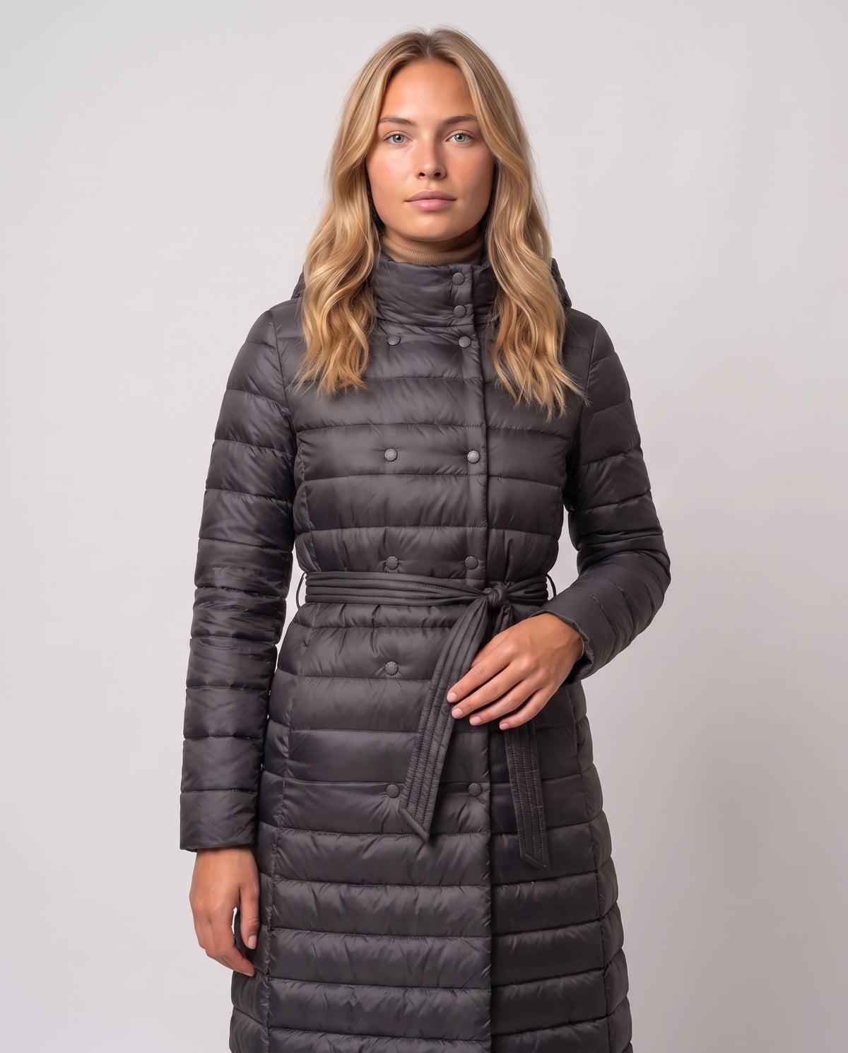 Doudoune extra-longue légère à capuche et double boutonnage Joëlle en Gris Anthracite, plan rapproché, double rangée de pressions et nœud de ceinture