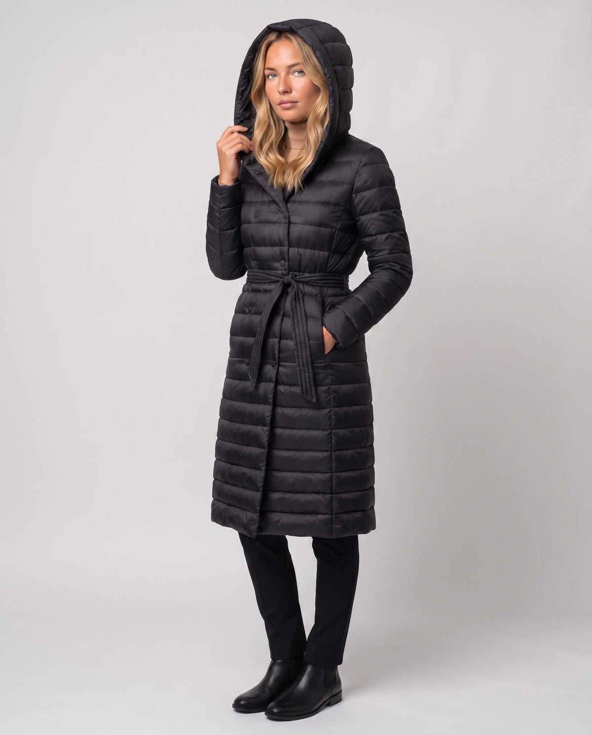 Extralange leichte Steppjacke mit Kapuze und Zweireiher Joëlle in Schwarz, Dreiviertelansicht, Kapuze aufgesetzt