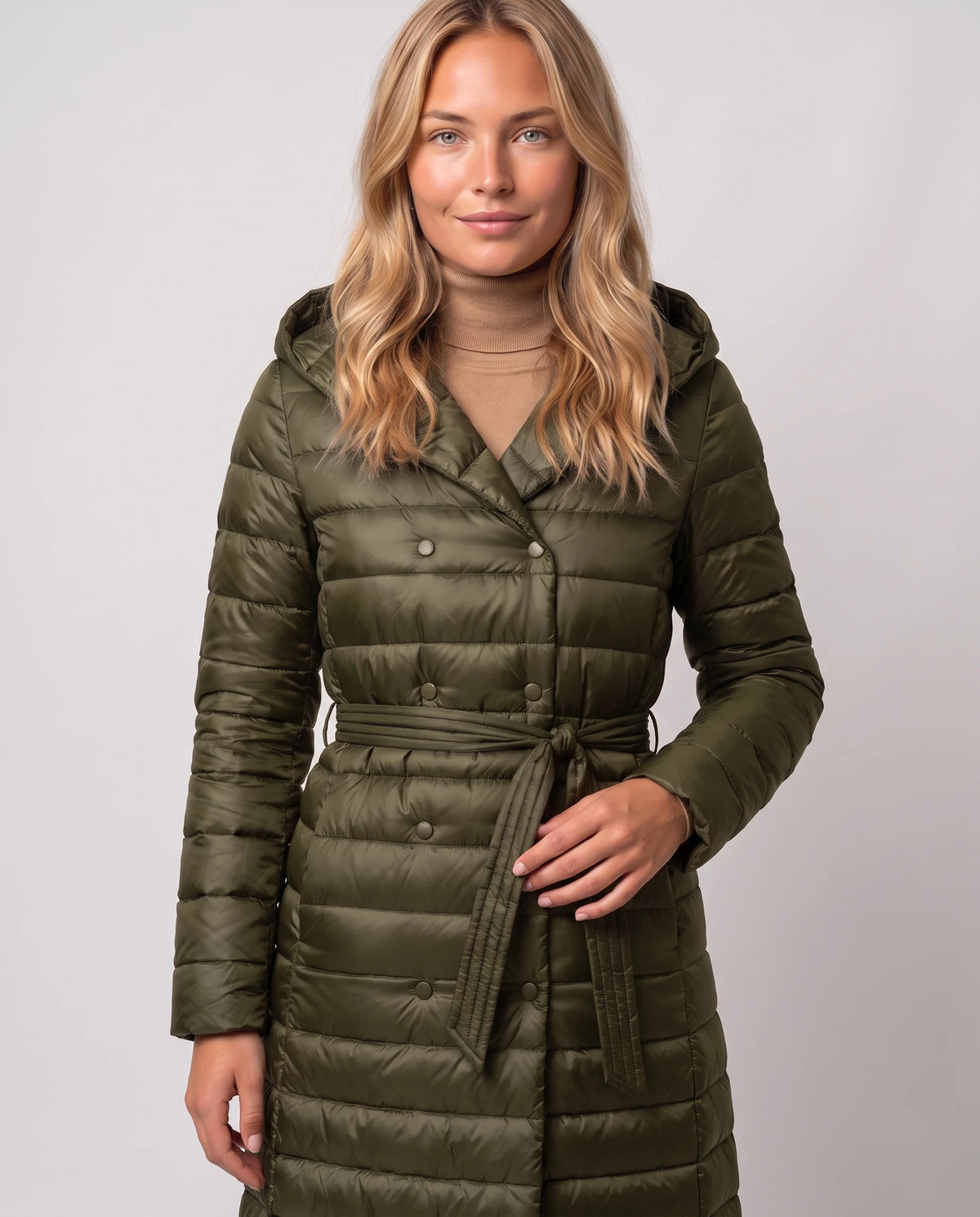 Doudoune extra-longue légère à capuche et double boutonnage Joëlle en Vert Olive, plan rapproché, double rangée de pressions et nœud de ceinture