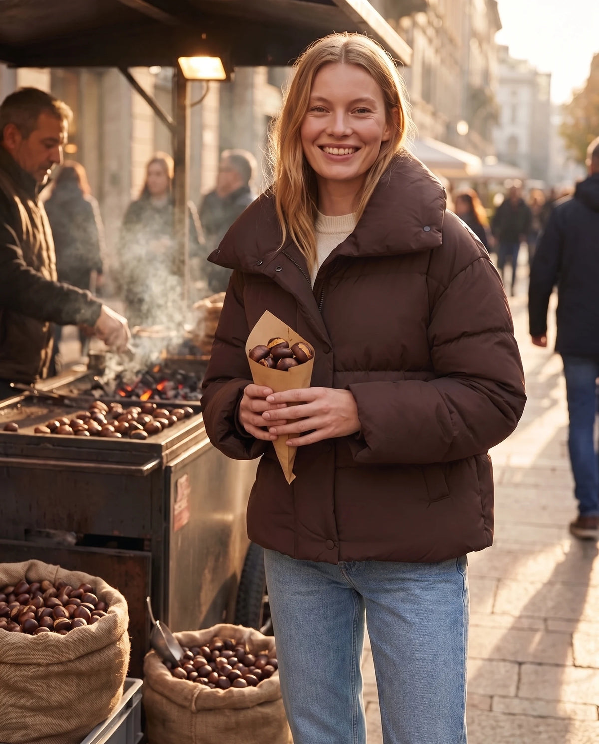 Doudoune courte Léna en Marron portée près d'un stand de marrons chauds