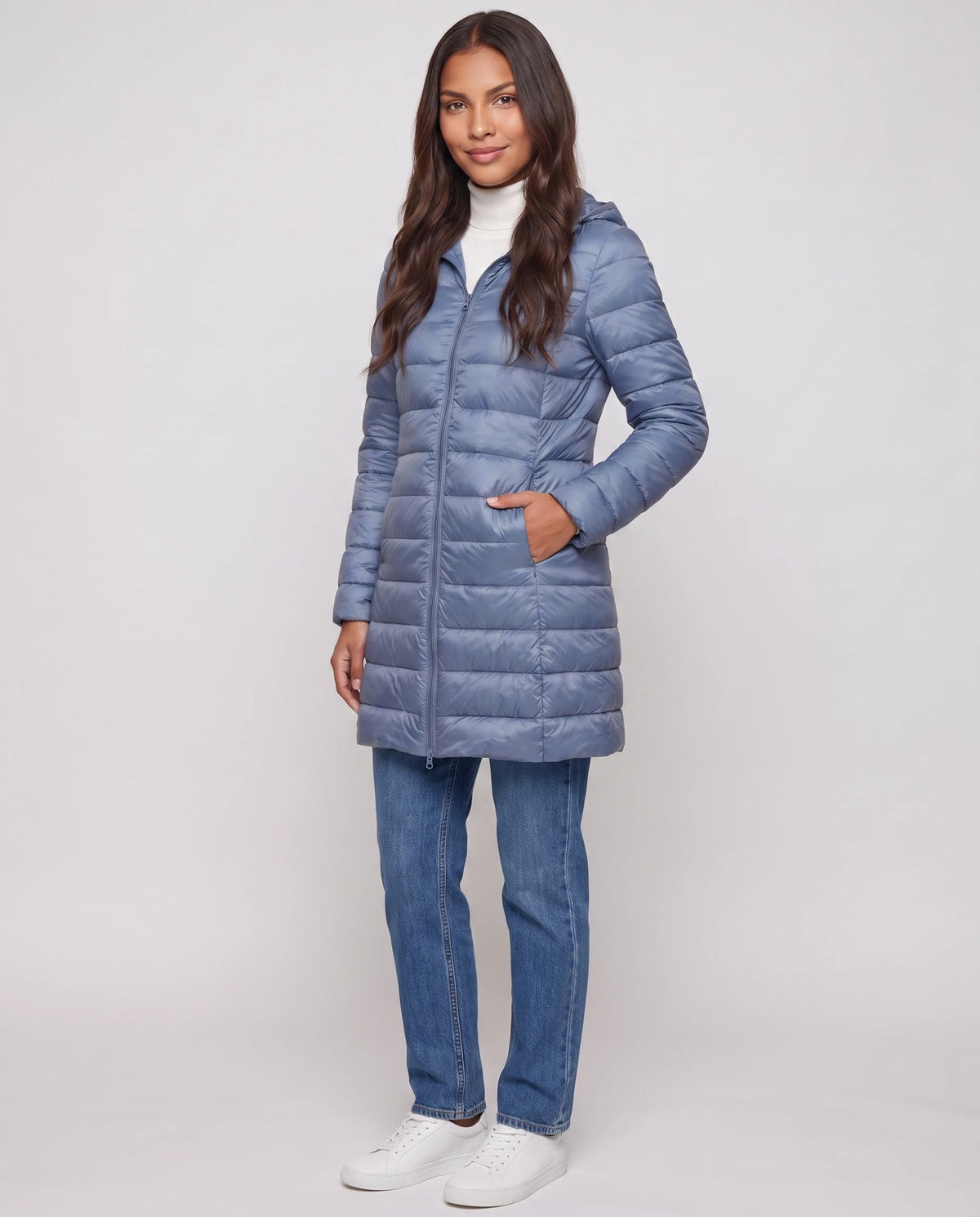 Doudoune légère cintrée Nélie en Bleu, vue de trois quarts