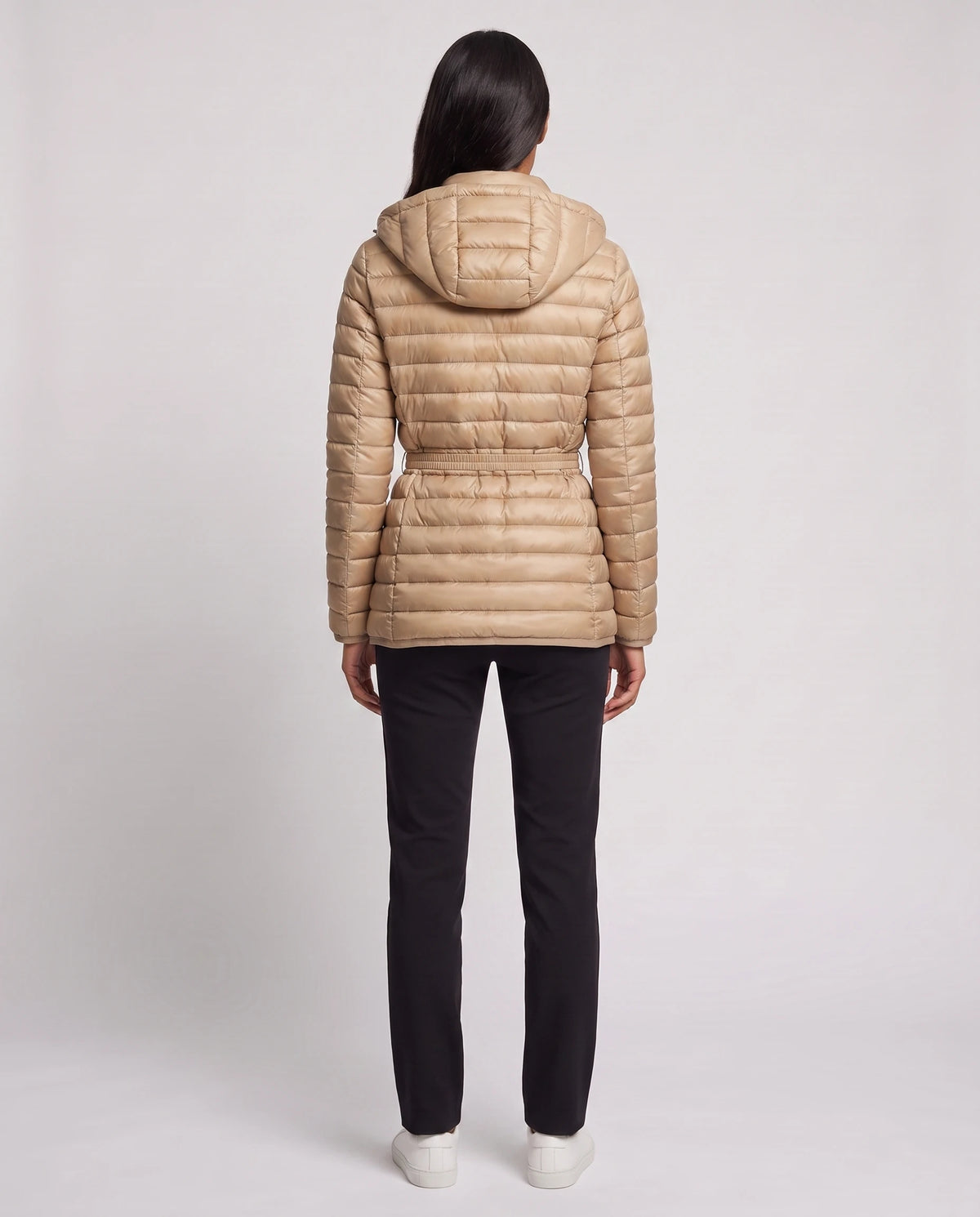 Leichte Steppjacke mit Kapuze und Schnallengürtel Magali in Camel, Rückansicht, Gürtel in Schlaufen, Kapuze unten