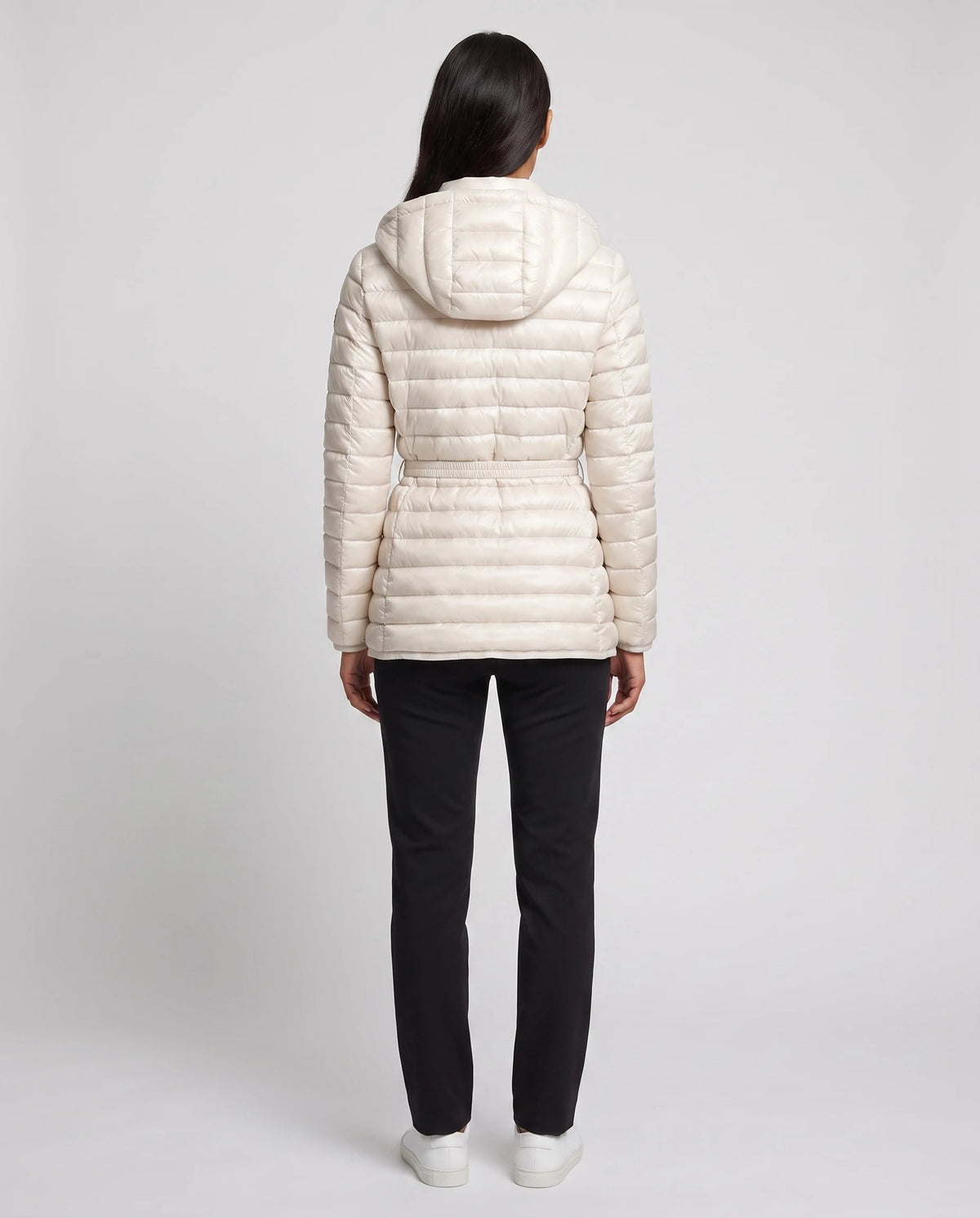 Leichte Steppjacke mit Kapuze und Schnallengürtel Magali in Elfenbein, Rückansicht, Gürtel in Schlaufen, Kapuze unten