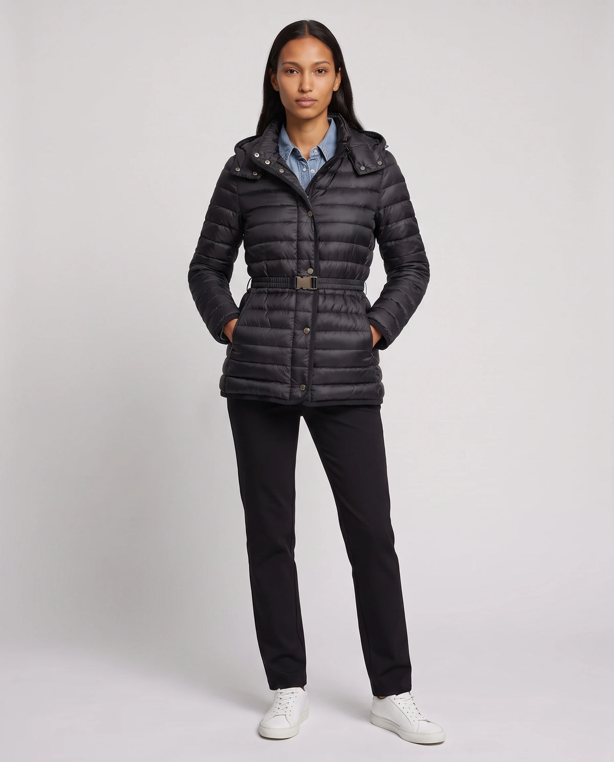 Leichte Steppjacke mit Kapuze und Schnallengürtel Magali in Schwarz, Vorderansicht in ganzer Länge, geschlossen, Gürtel geschlossen