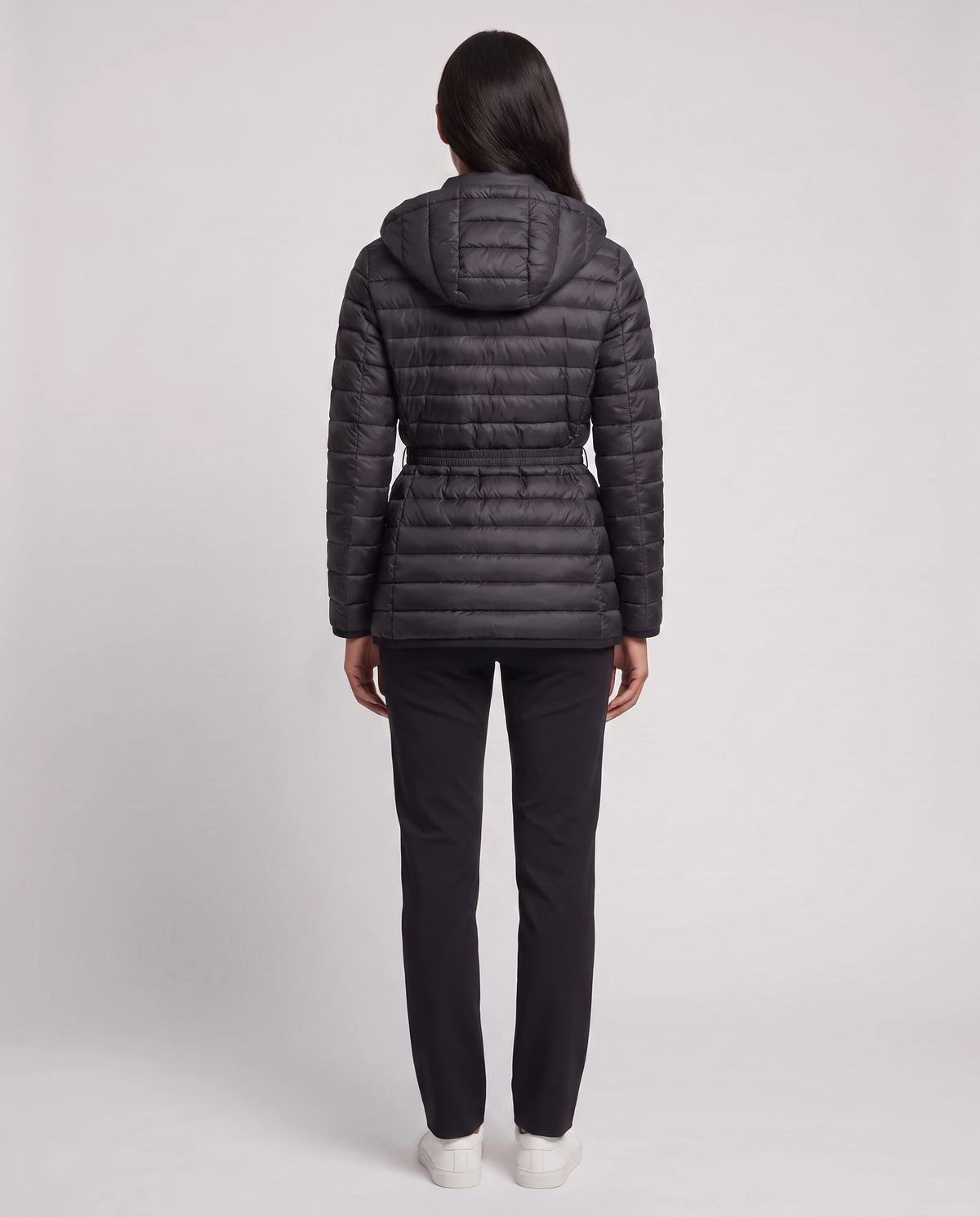 Leichte Steppjacke mit Kapuze und Schnallengürtel Magali in Schwarz, Rückansicht, Gürtel in Schlaufen, Kapuze unten