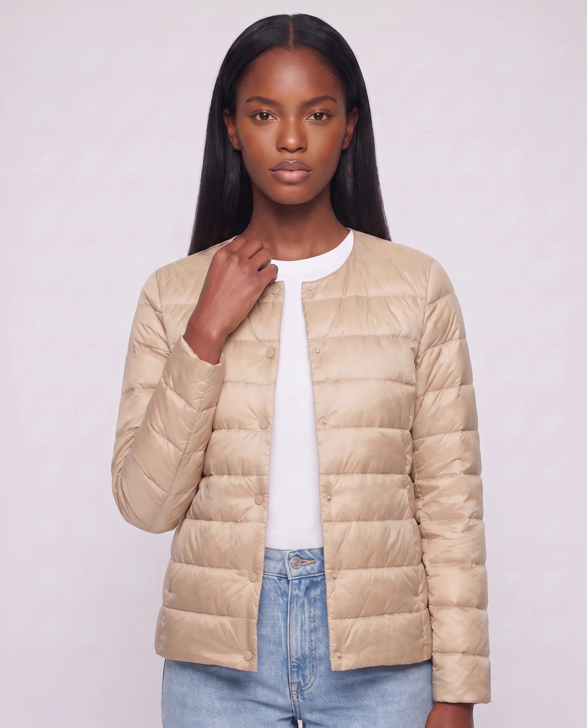 Leichte dünne Steppjacke mit Rundhals Sophie in Beige, Nahaufnahme von vorn, Rundhals geschlossen