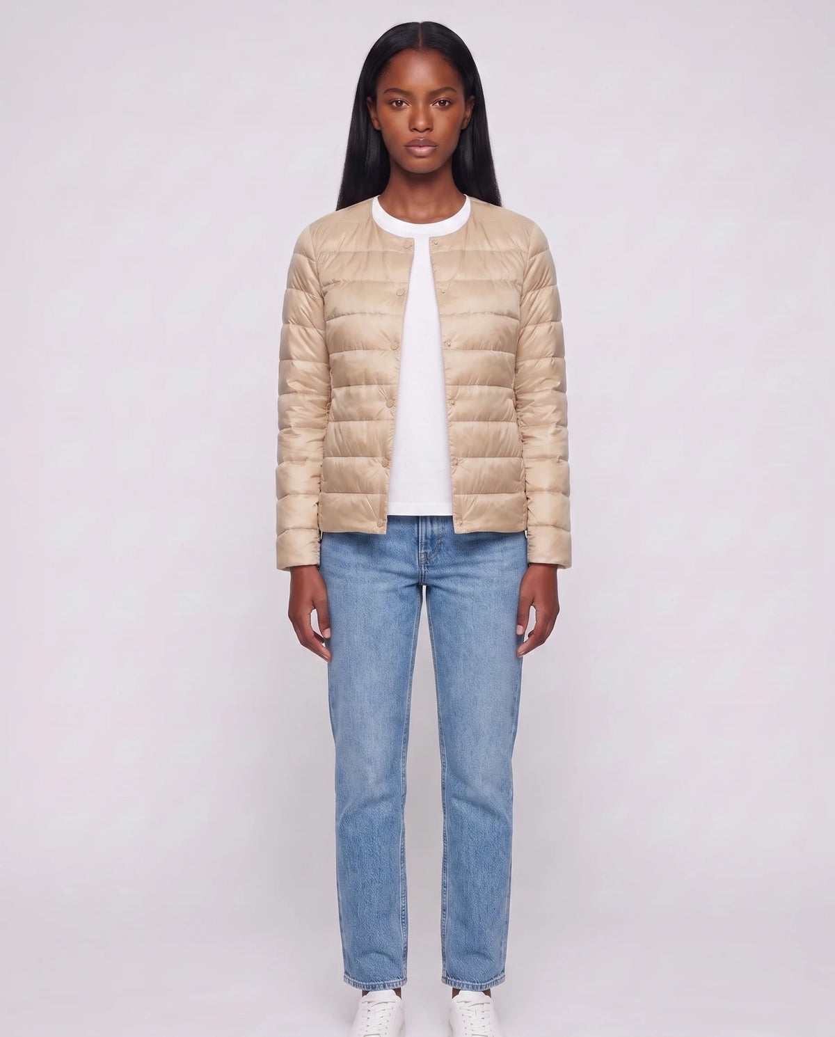 Leichte dünne Steppjacke mit Rundhals Sophie in Beige, Vorderansicht in ganzer Länge
