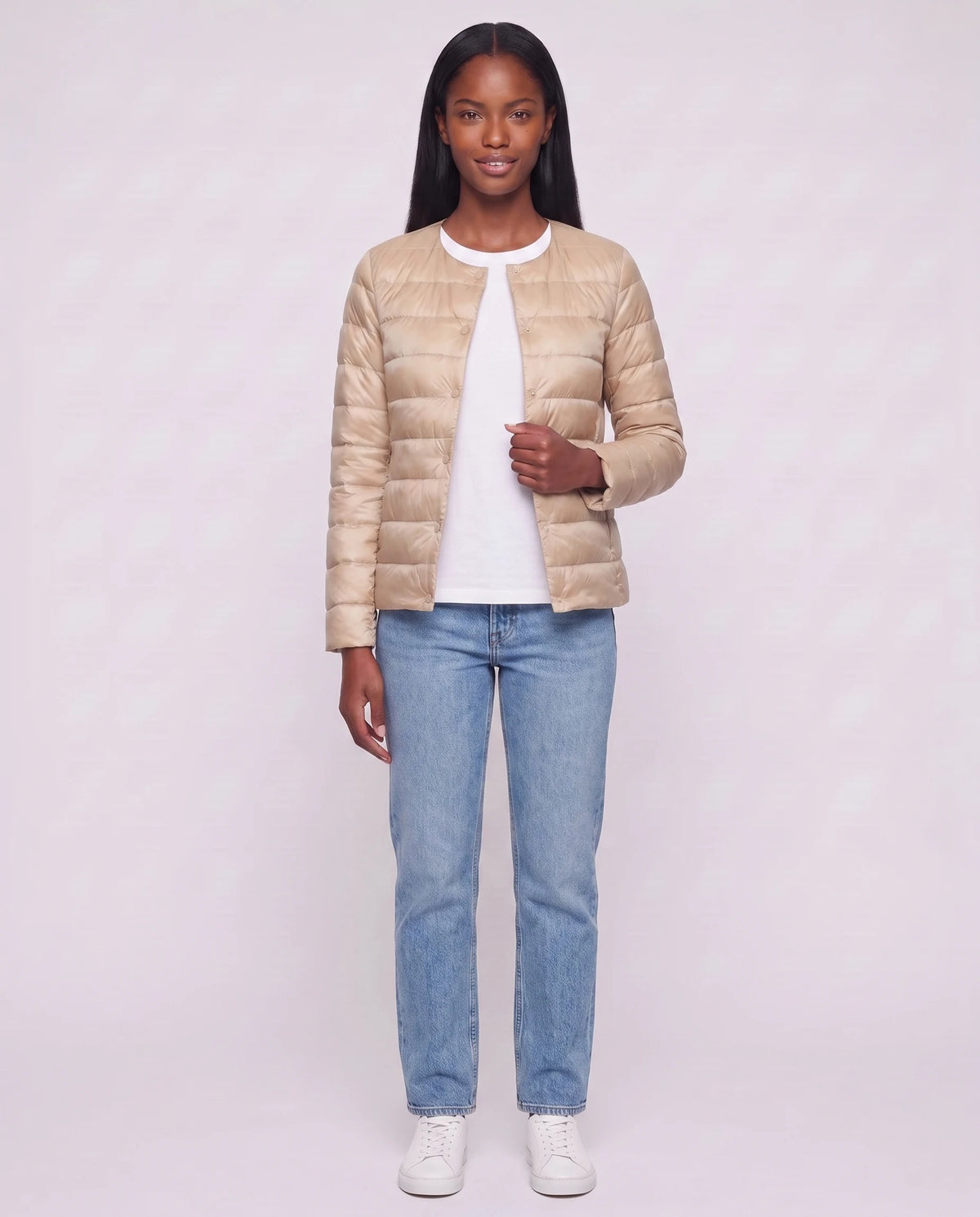 Leichte dünne Steppjacke mit Rundhals Sophie in Beige, offen getragen über weissem T-Shirt