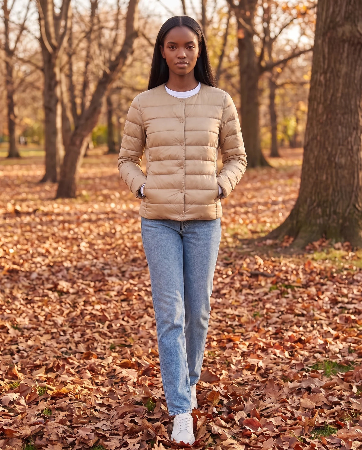 Leichte dünne Steppjacke mit Rundhals Sophie in Beige, getragen in einem Park mit rostrotem Laub