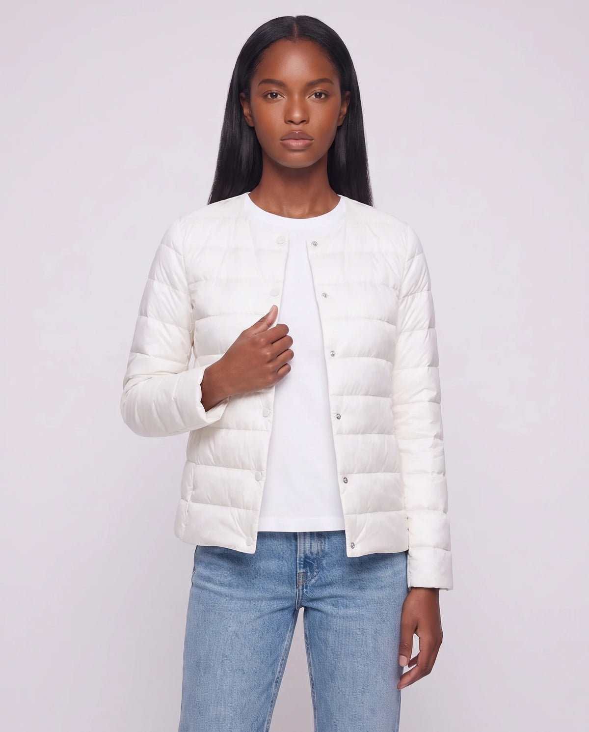 Doudoune légère fine col rond Sophie en Blanc, portée ouverte sur un t-shirt blanc
