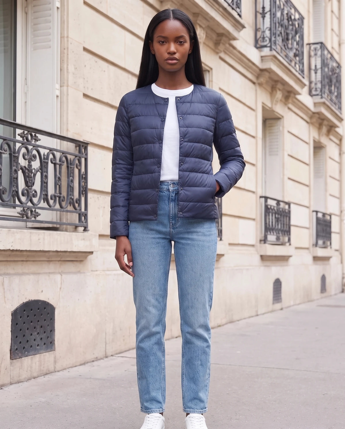 Leichte dünne Steppjacke mit Rundhals Sophie in Marineblau, getragen vor einer Haussmann-Fassade