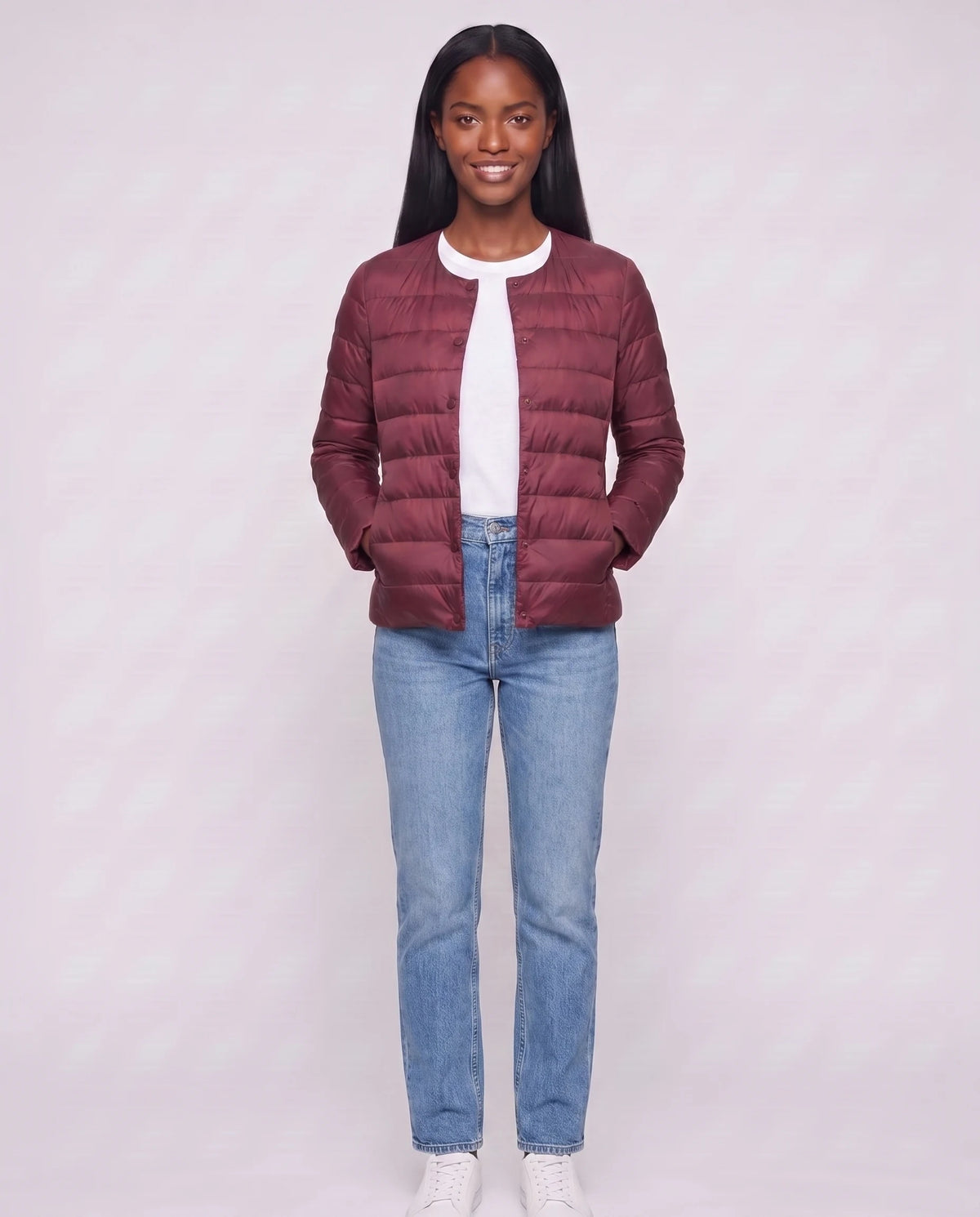 Leichte dünne Steppjacke mit Rundhals Sophie in Bordeaux, offen getragen über weissem T-Shirt