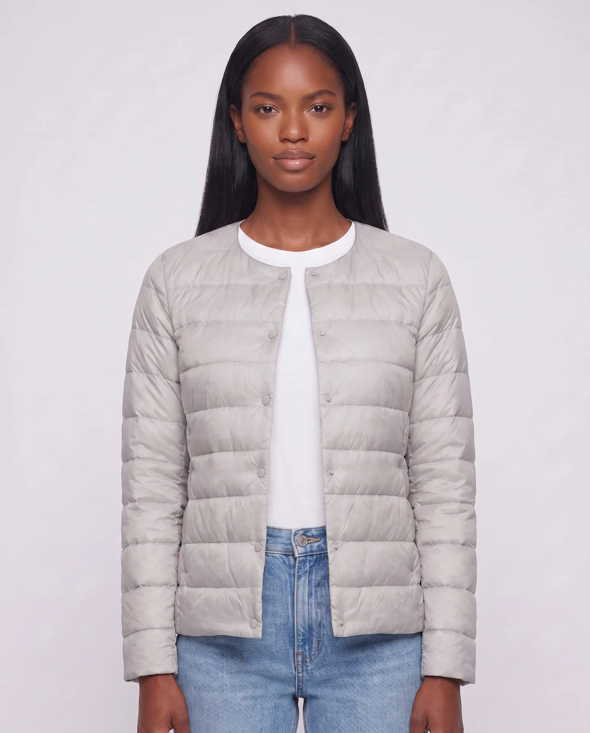 Leichte dünne Steppjacke mit Rundhals Sophie in Grau, Nahaufnahme von vorn, Rundhals geschlossen