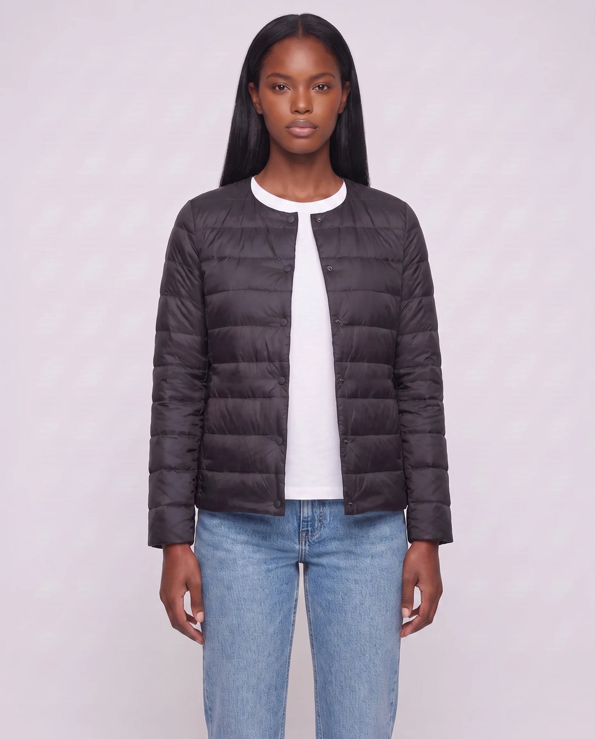 Leichte dünne Steppjacke mit Rundhals Sophie in Schwarz, offen getragen über weissem T-Shirt