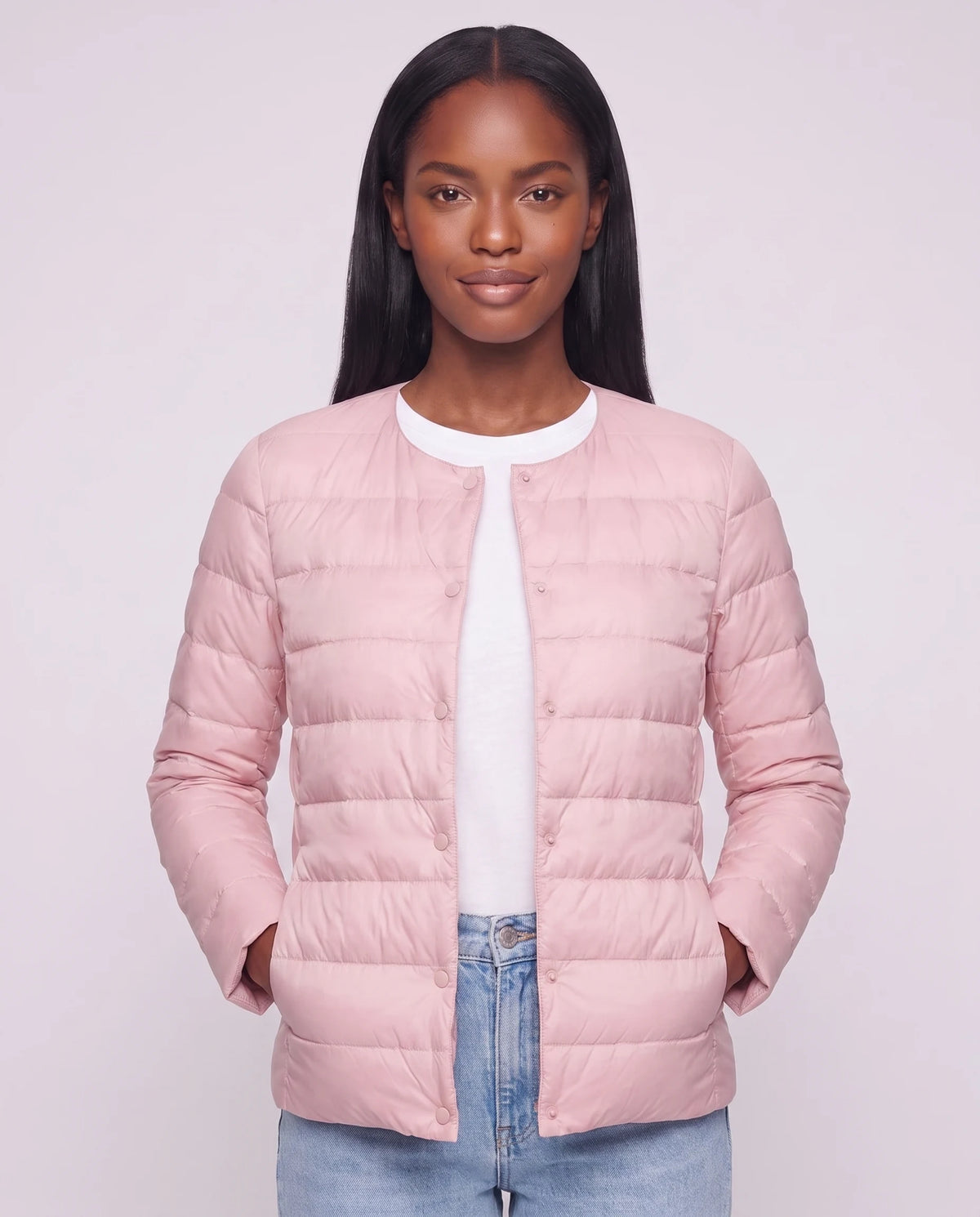 Leichte dünne Steppjacke mit Rundhals Sophie in Rosa, Nahaufnahme von vorn, Rundhals geschlossen