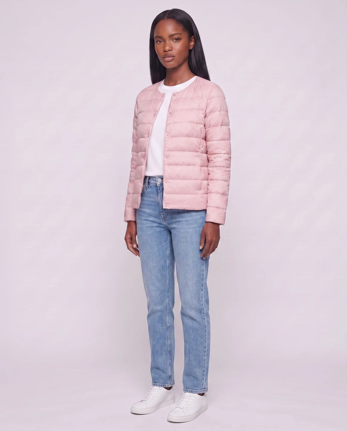 Leichte dünne Steppjacke mit Rundhals Sophie in Rosa, Dreiviertelansicht, Rundhals geschlossen