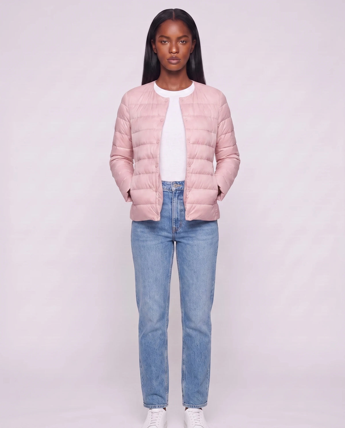 Leichte dünne Steppjacke mit Rundhals Sophie in Rosa, offen getragen über weissem T-Shirt