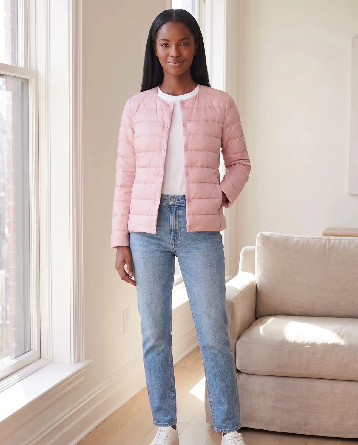 Leichte dünne Steppjacke mit Rundhals Sophie in Rosa, getragen in einem hellen Wohnzimmer, Kragen zum V-Ausschnitt umgelegt