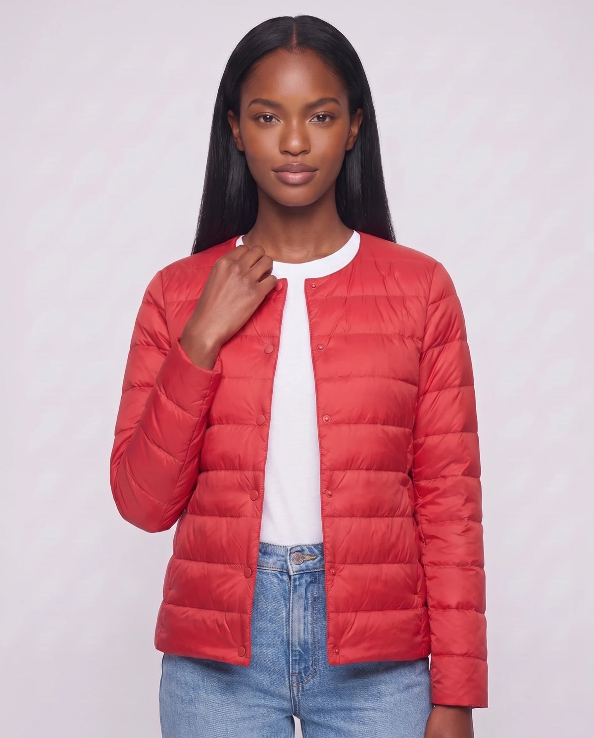 Leichte dünne Steppjacke mit Rundhals Sophie in Rot, Nahaufnahme von vorn, Rundhals geschlossen