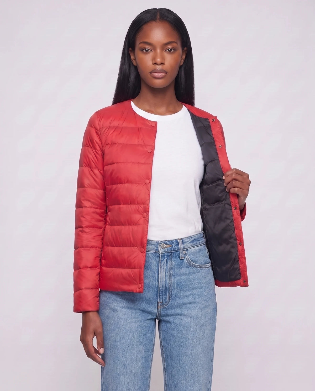 Leichte dünne Steppjacke mit Rundhals Sophie in Rot, offen getragen über weissem T-Shirt