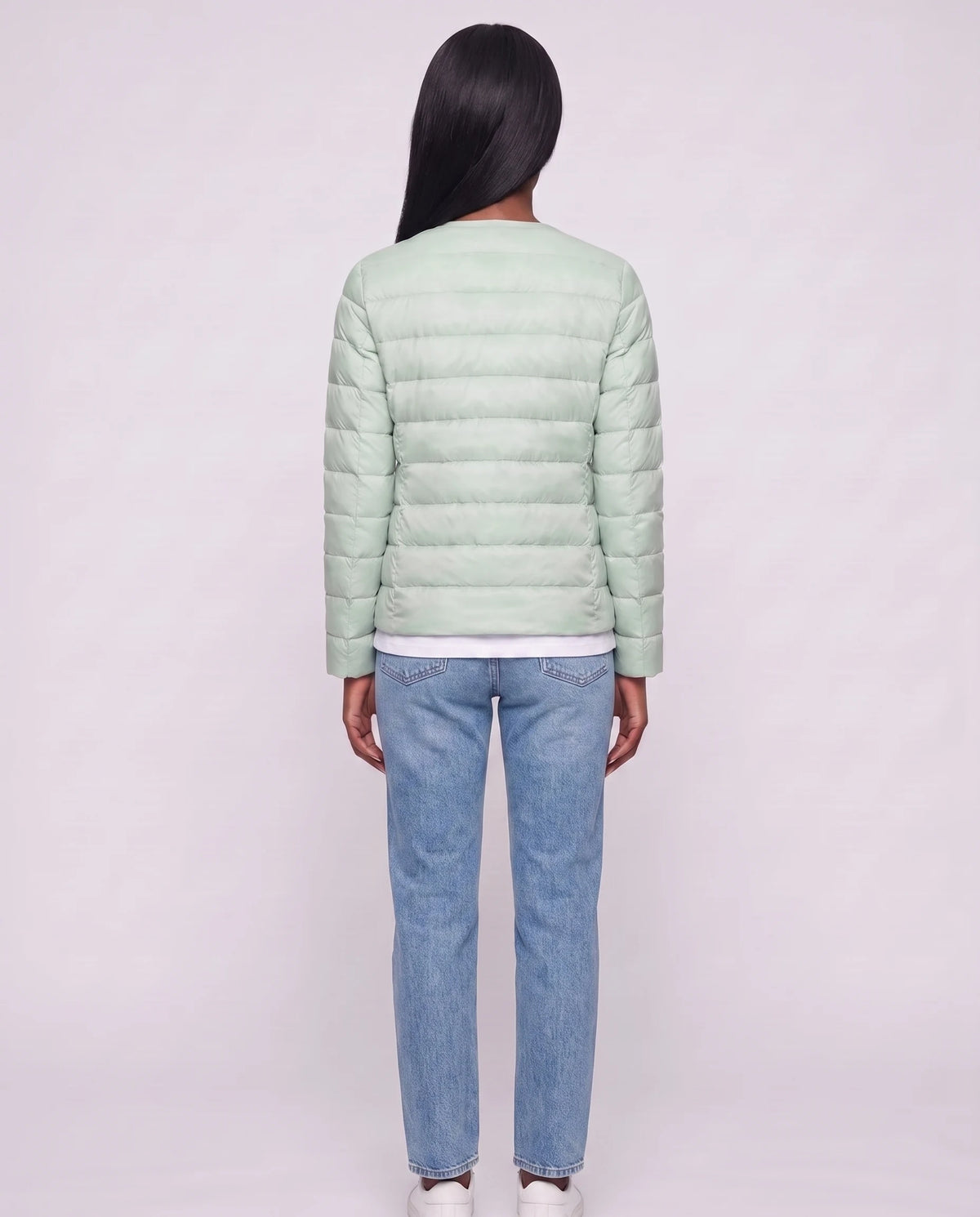 Leichte dünne Steppjacke mit Rundhals Sophie in Salbeigrün, Rückansicht