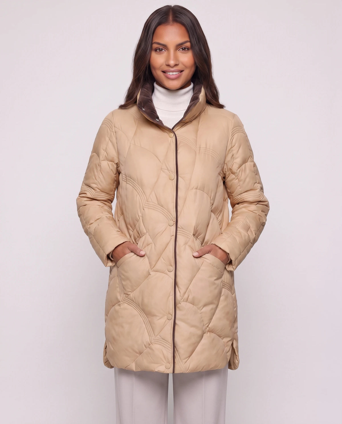Leichte mittellange Steppjacke mit Wellensteppung Ludmila in Camel, Nahaufnahme, geschlossen, Stehkragen mit Kontrastinnenseite