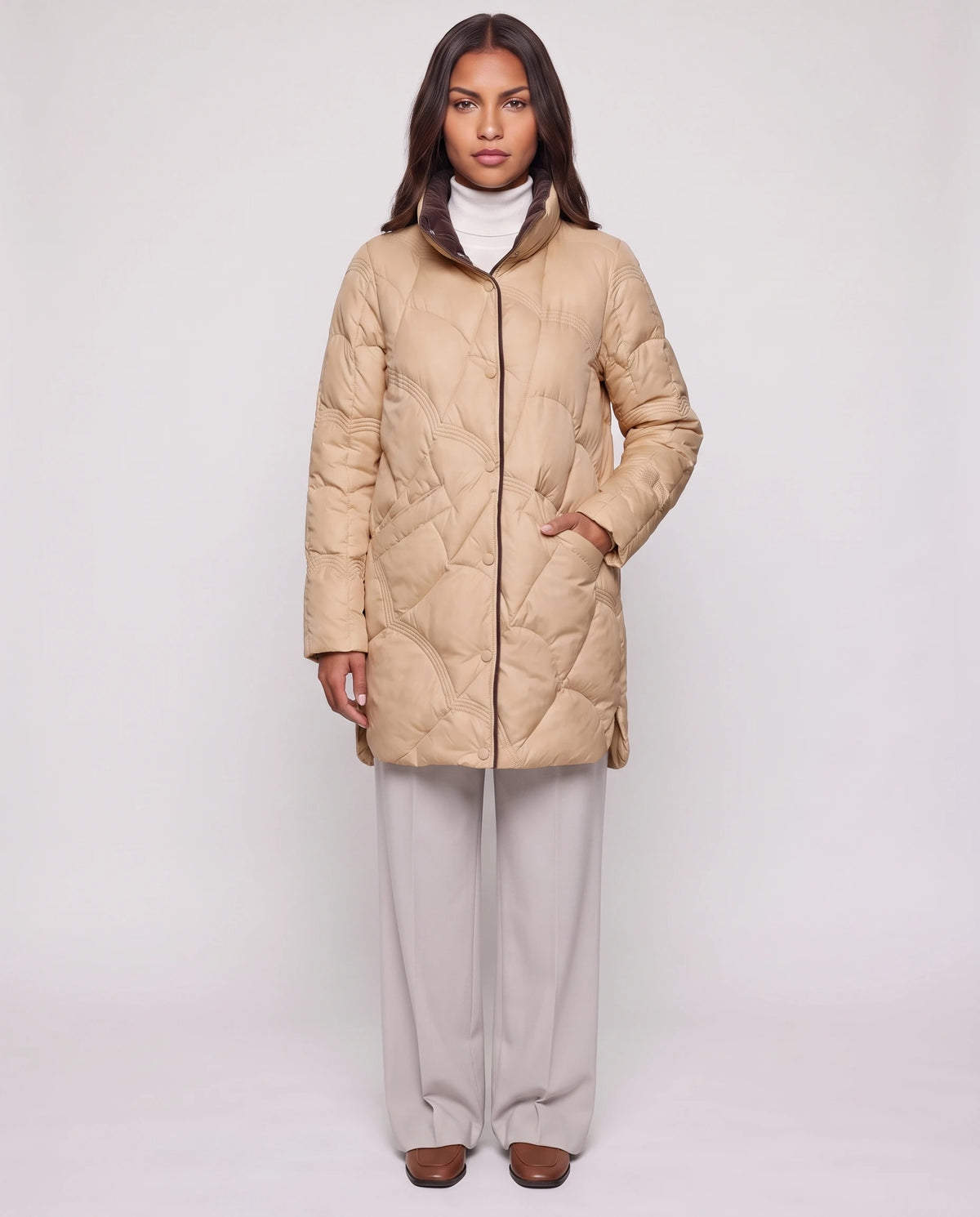 Leichte mittellange Steppjacke mit Wellensteppung Ludmila in Camel, Vorderansicht in ganzer Länge, bis zum Kragen geschlossen