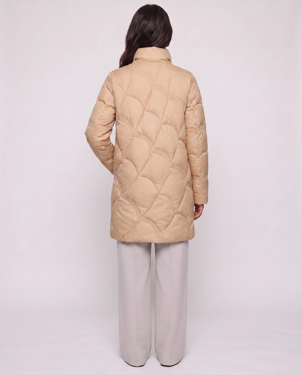 Leichte mittellange Steppjacke mit Wellensteppung Ludmila in Camel, Rückansicht, Wellensteppung, Seitenschlitze