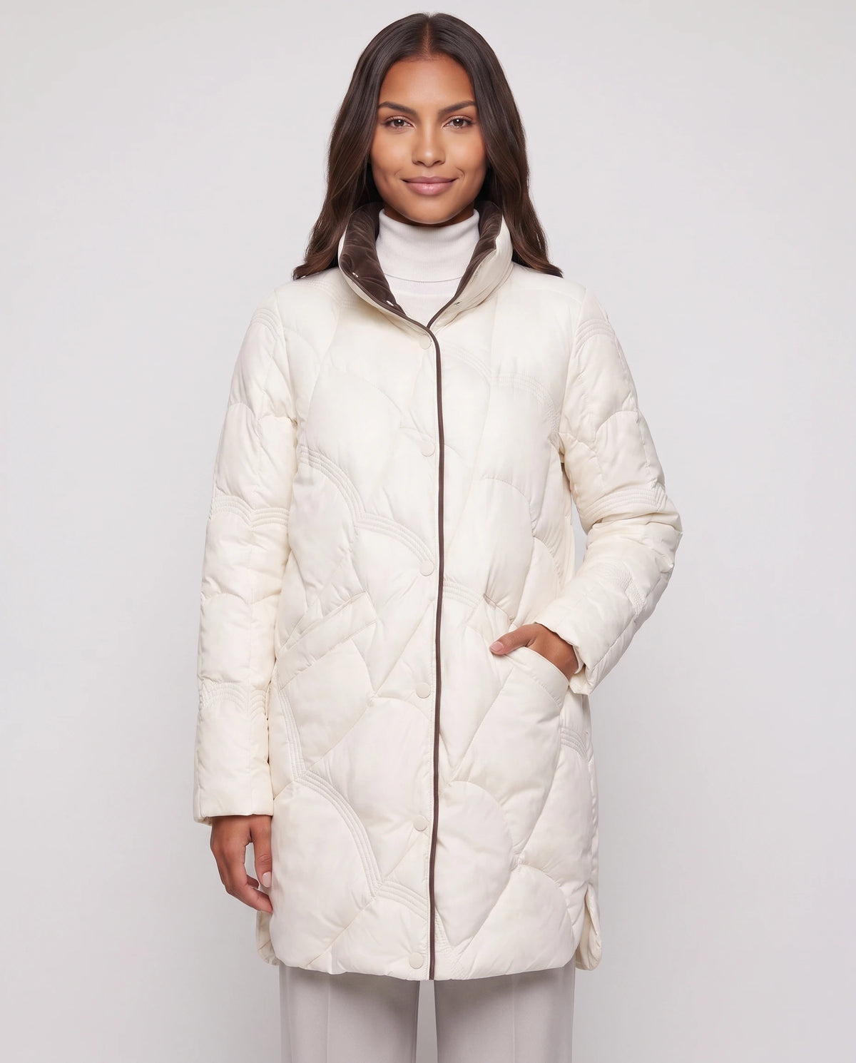 Leichte mittellange Steppjacke mit Wellensteppung Ludmila in Ecru, Nahaufnahme, geschlossen, Stehkragen mit Kontrastinnenseite