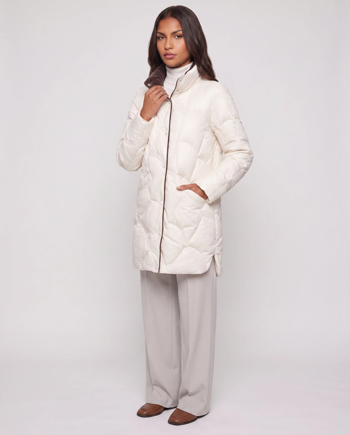 Leichte mittellange Steppjacke mit Wellensteppung Ludmila in Ecru, Dreiviertelansicht, Hand am Kragen