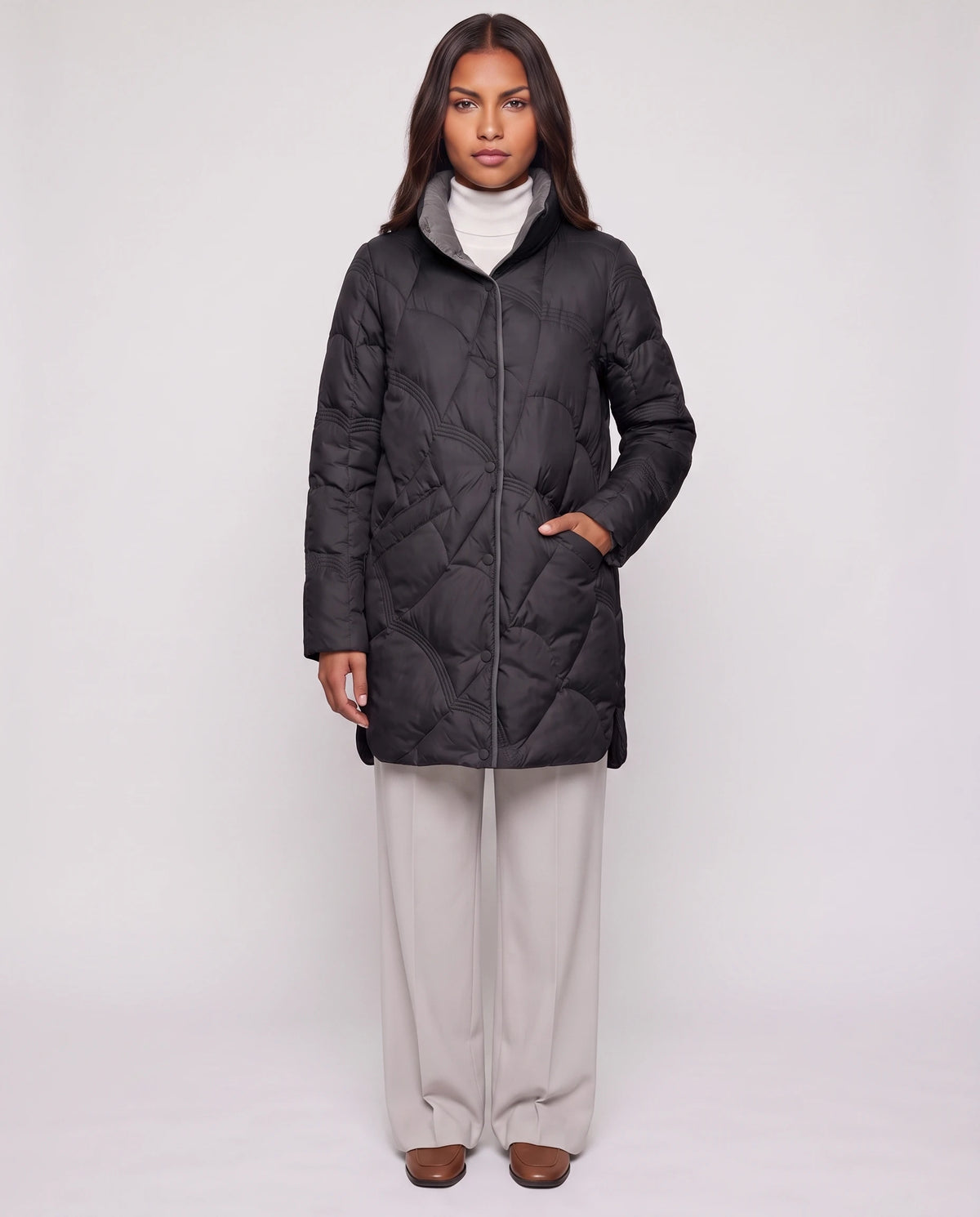 Leichte mittellange Steppjacke mit Wellensteppung Ludmila in Schwarz, Vorderansicht in ganzer Länge, bis zum Kragen geschlossen