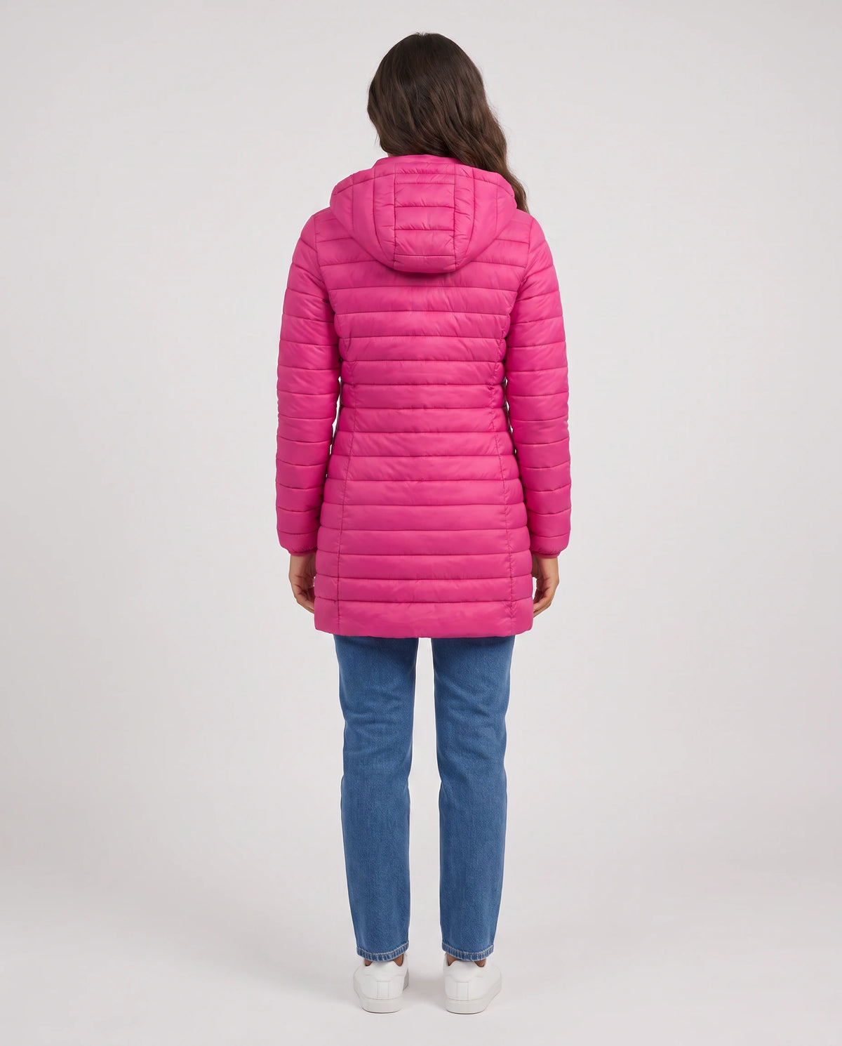Doudoune légère cintrée Nélie en Rose Vif, vue de dos avec capuche