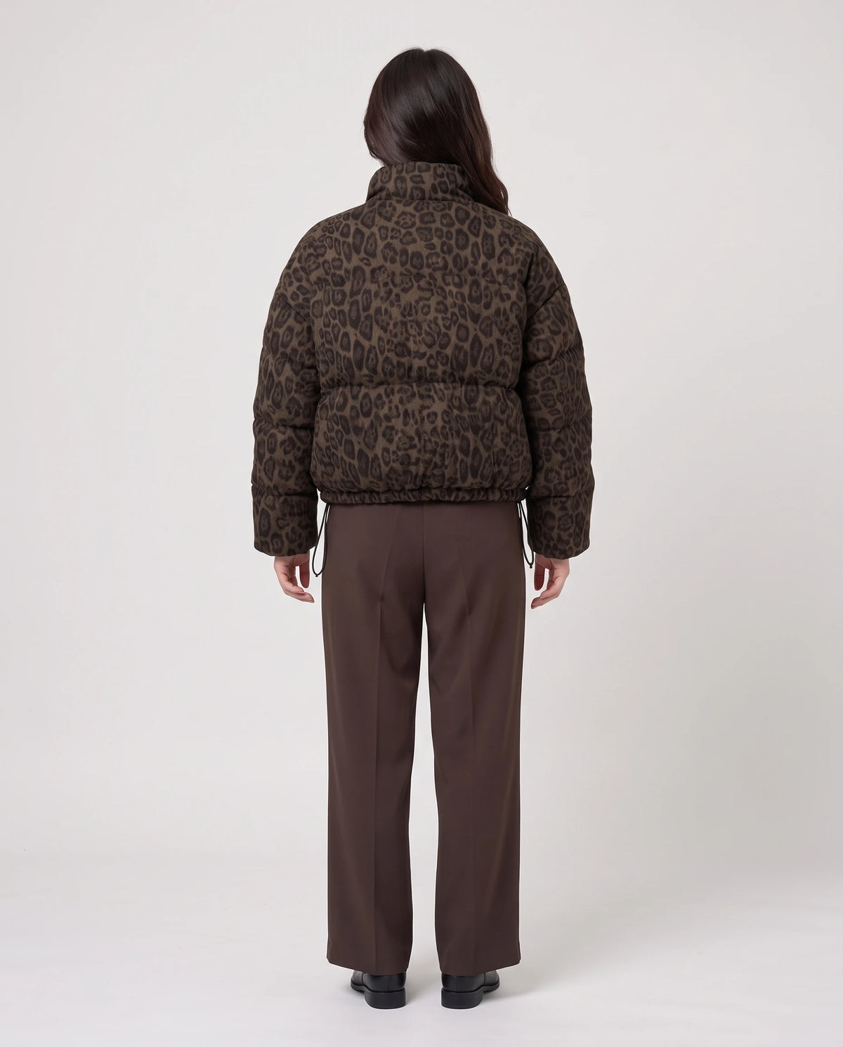 Kurze Steppjacke mit Leopardenmuster Auréline in Leopard Kaffeebraun, Rückansicht, Steppung und tief sitzende Schultern