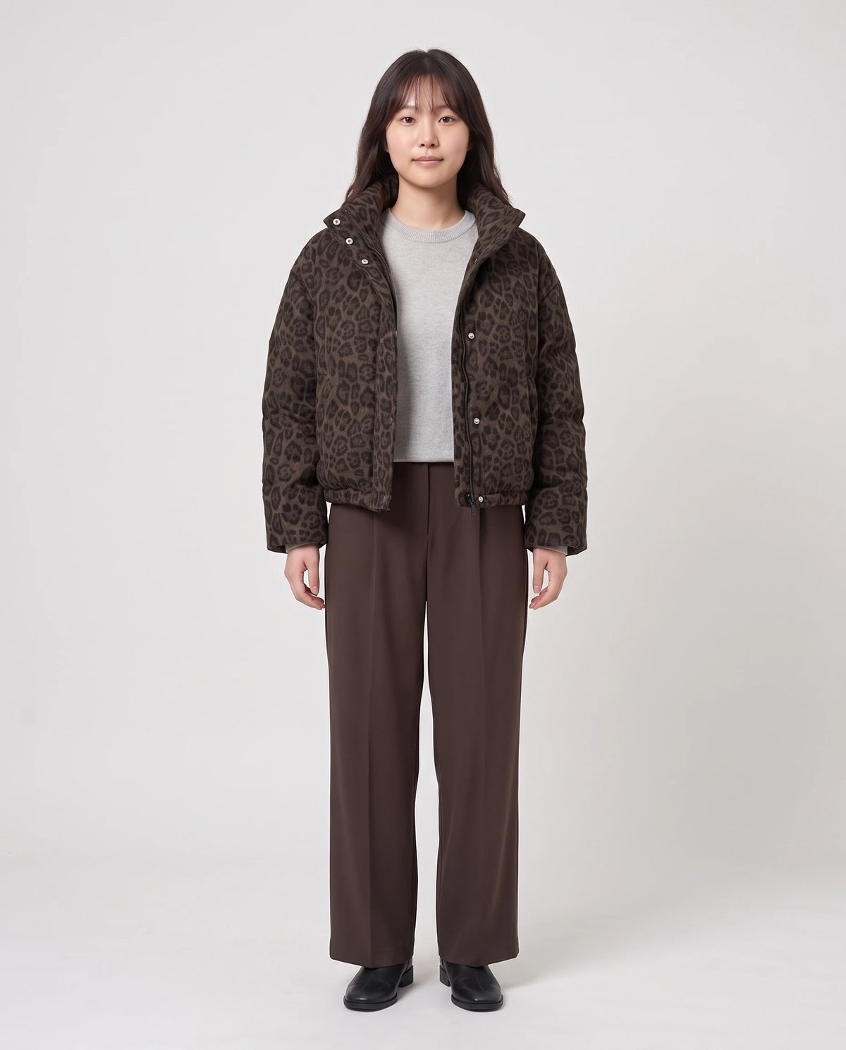 Kurze Steppjacke mit Leopardenmuster Auréline in Leopard Kaffeebraun, offen getragen über perlgrauem Strick