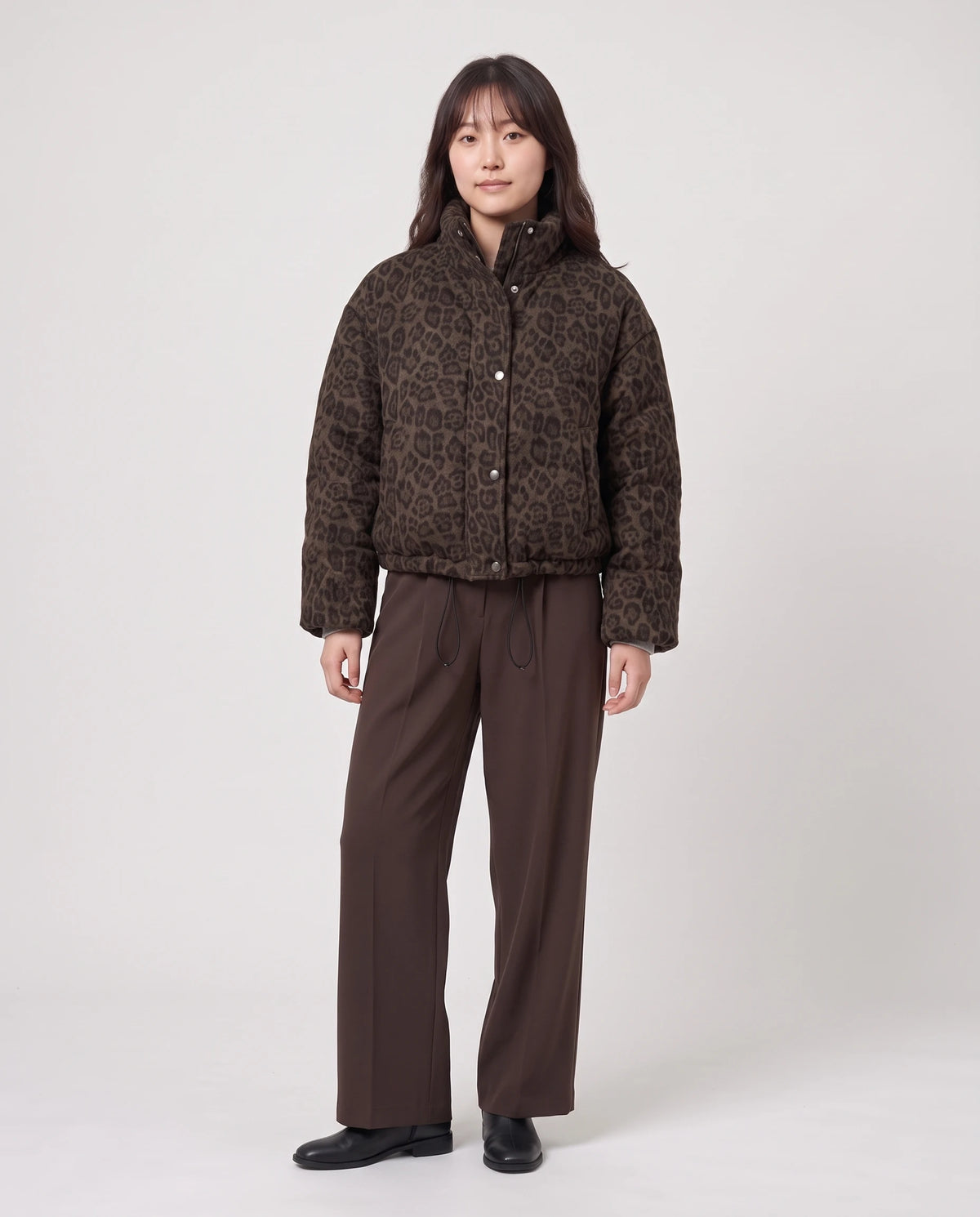 Kurze Steppjacke mit Leopardenmuster Auréline in Leopard Kaffeebraun, Tunnelzug am Saum eng gezogen, betonte Taille